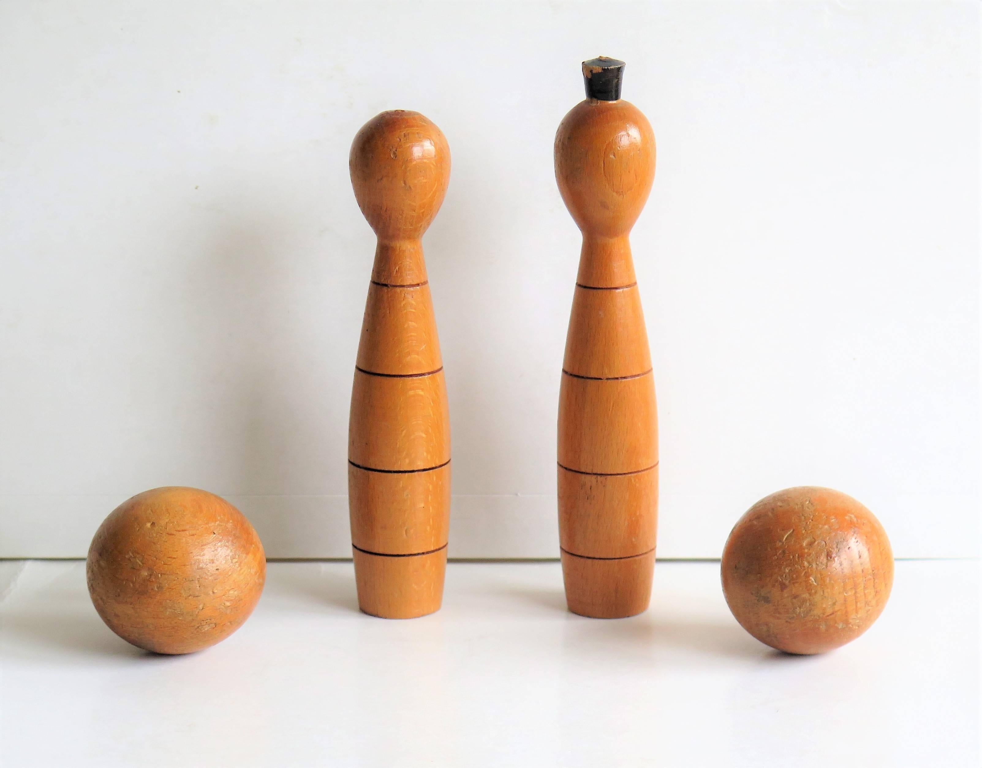 Indoor Carpet Skittles Game, Nine-Pin, Two Balls and Stand, circa 1930s In Excellent Condition In Lincoln, Lincolnshire