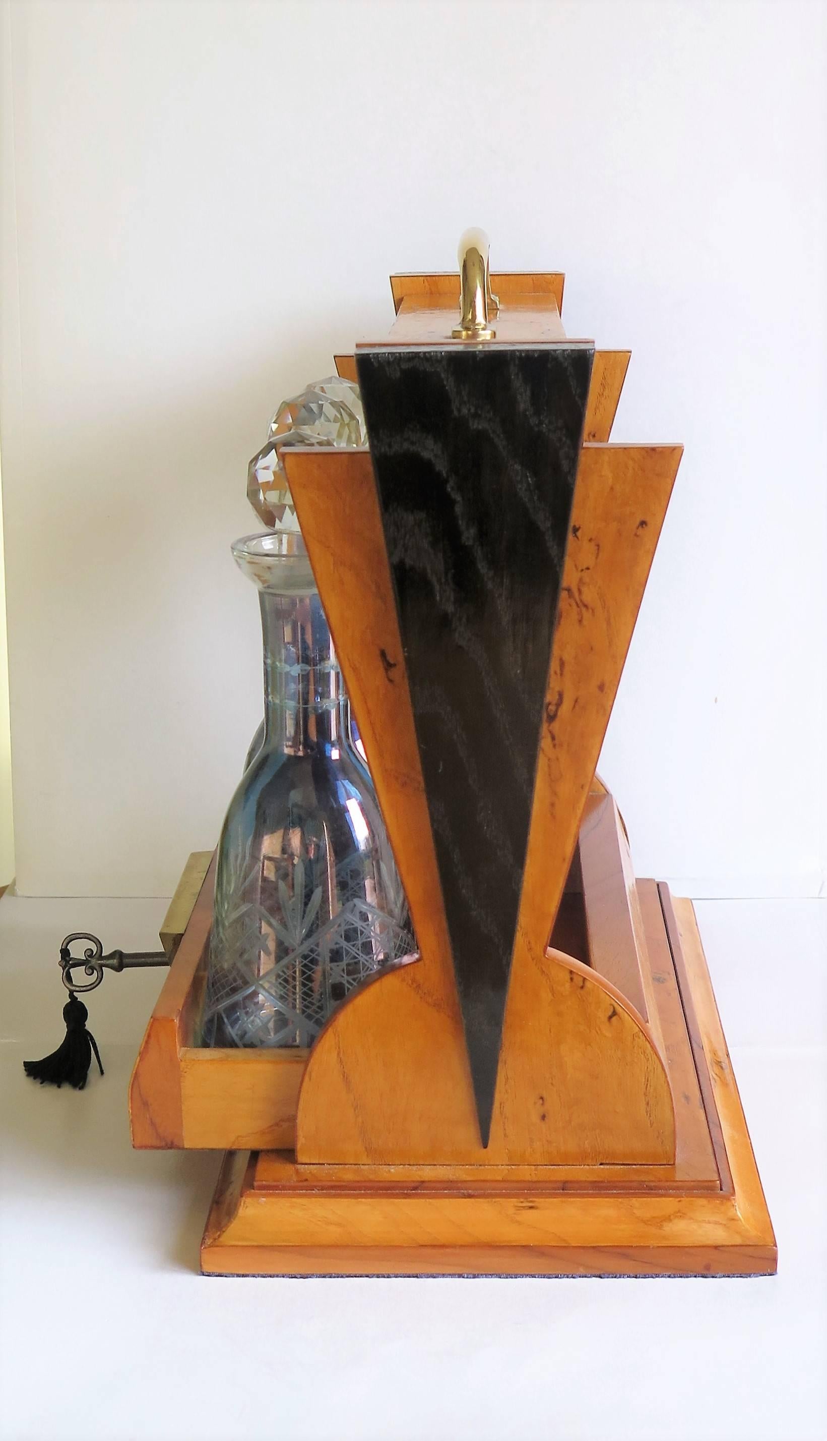 Tantale Art Déco avec trois carafes gravées en verre taillé bleu verrouillable, français Bon état à Lincoln, Lincolnshire