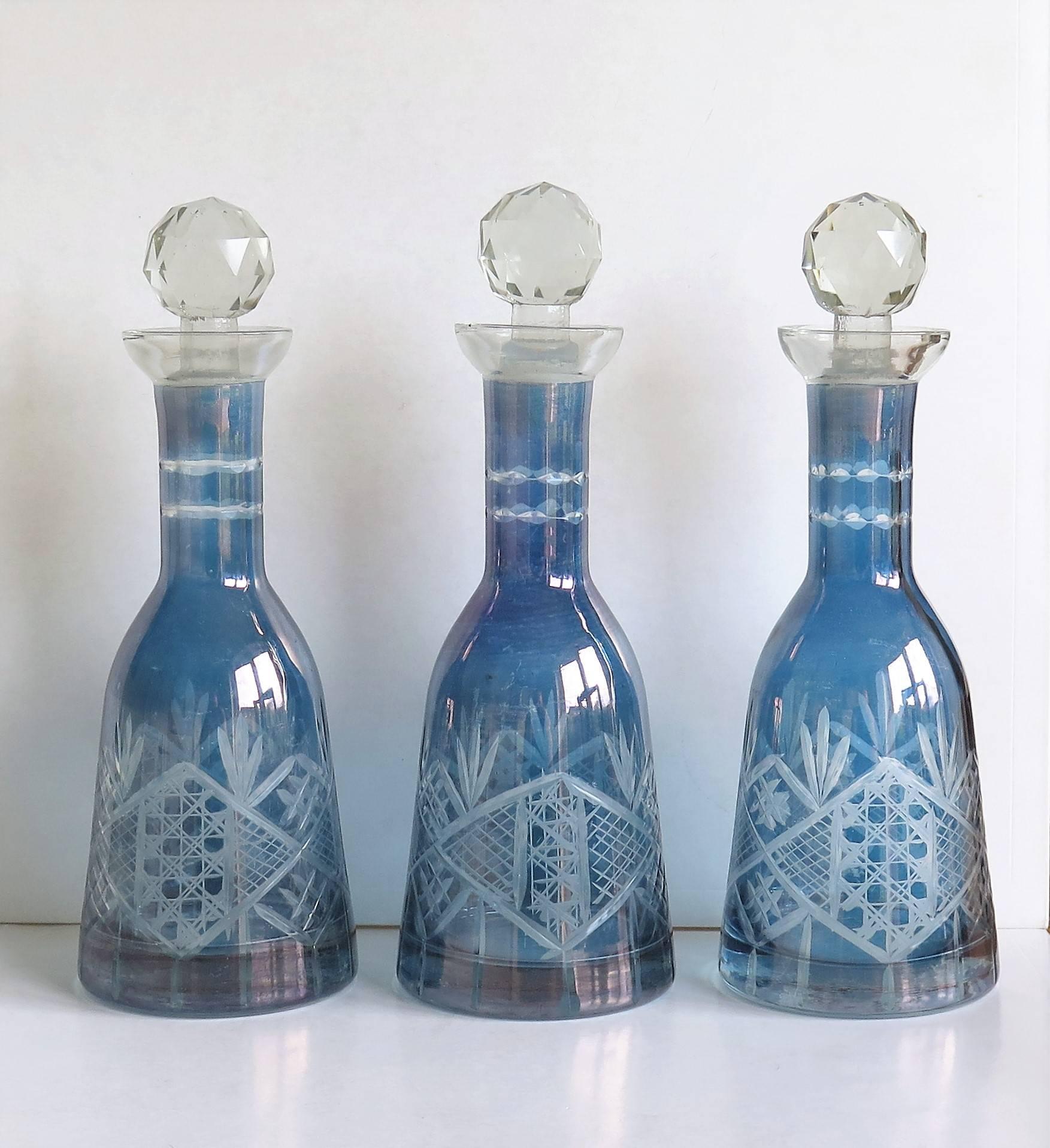 Tantale Art Déco avec trois carafes gravées en verre taillé bleu verrouillable, français  en vente 1