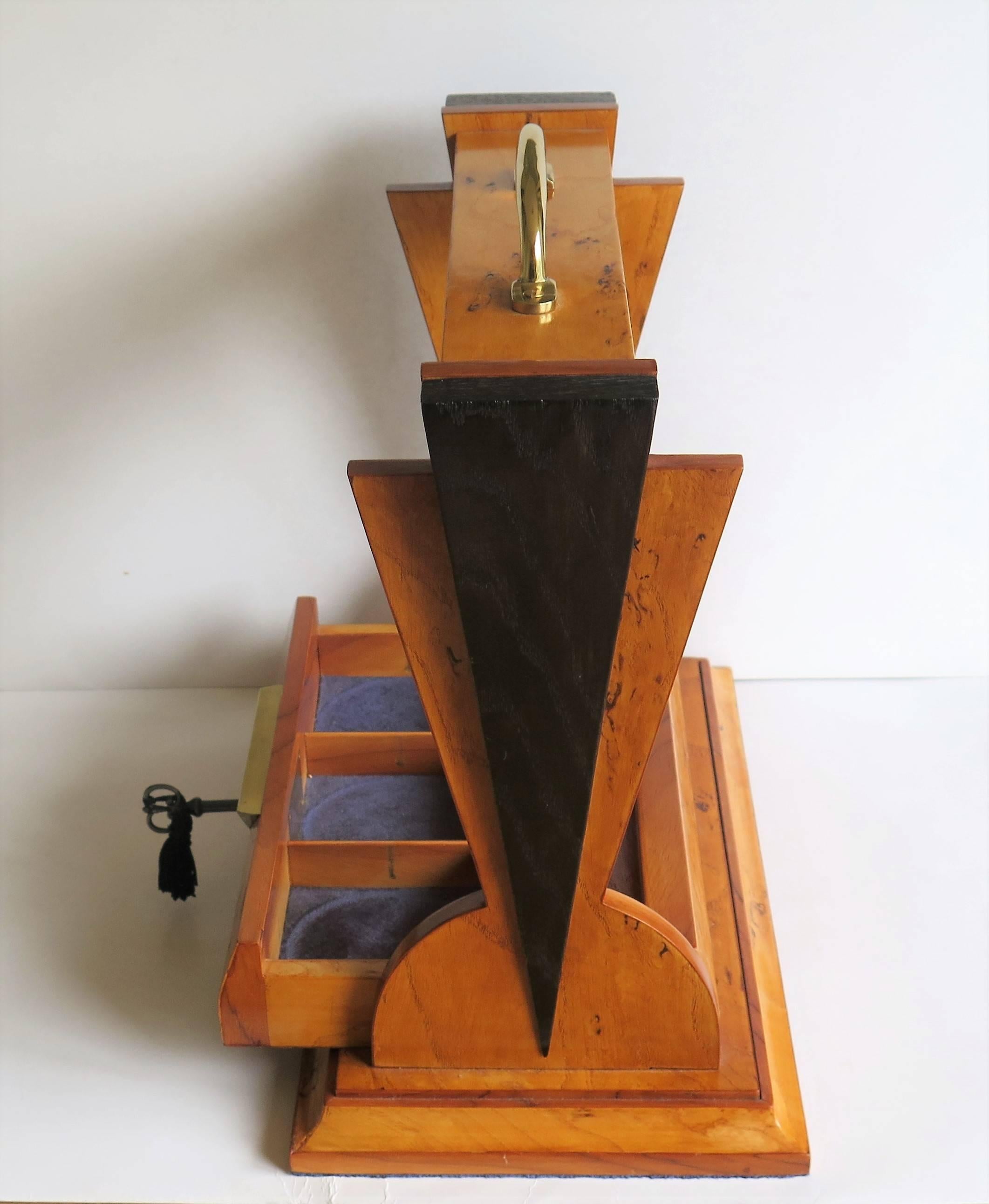 20ième siècle Tantale Art Déco avec trois carafes gravées en verre taillé bleu verrouillable, français