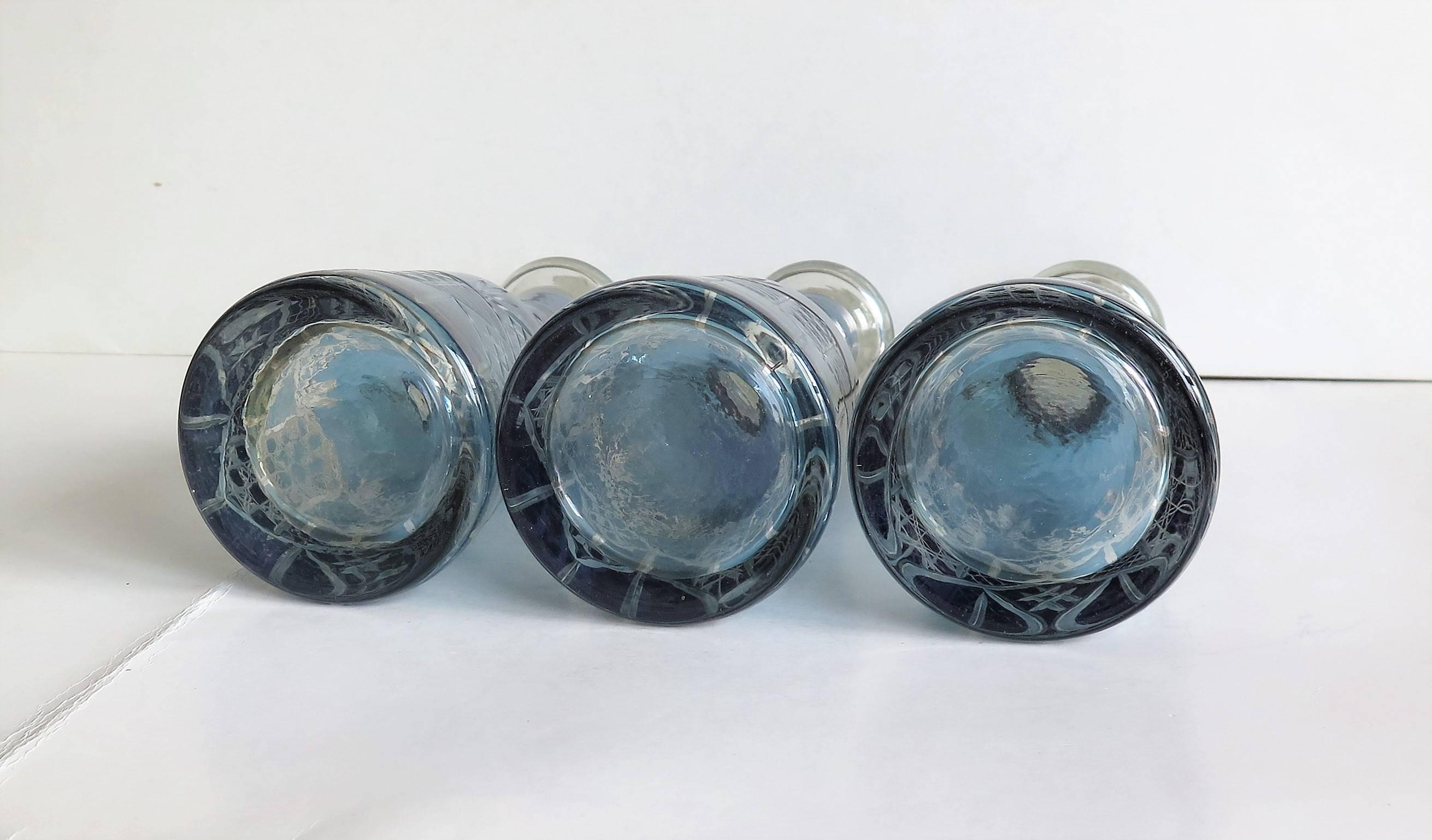 Tantale Art Déco avec trois carafes gravées en verre taillé bleu verrouillable, français  en vente 2