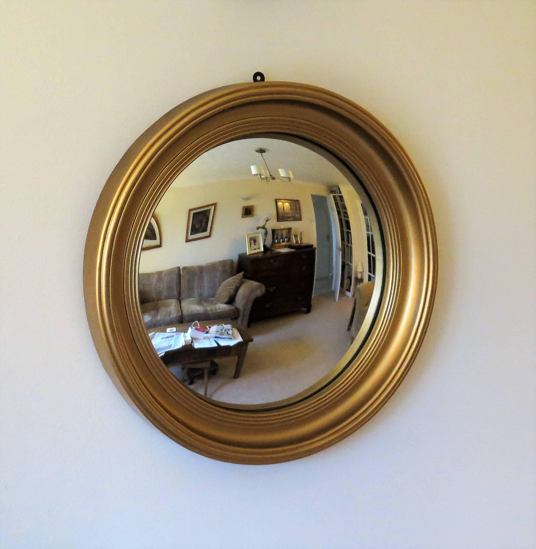 This is a very good round convex English, wall mirror made in the Regency style, dating to the early 20th century, circa 1920.

The frame is Gilt-wood with reeded detail around the inner circumference of the frame, which is a typical Regency