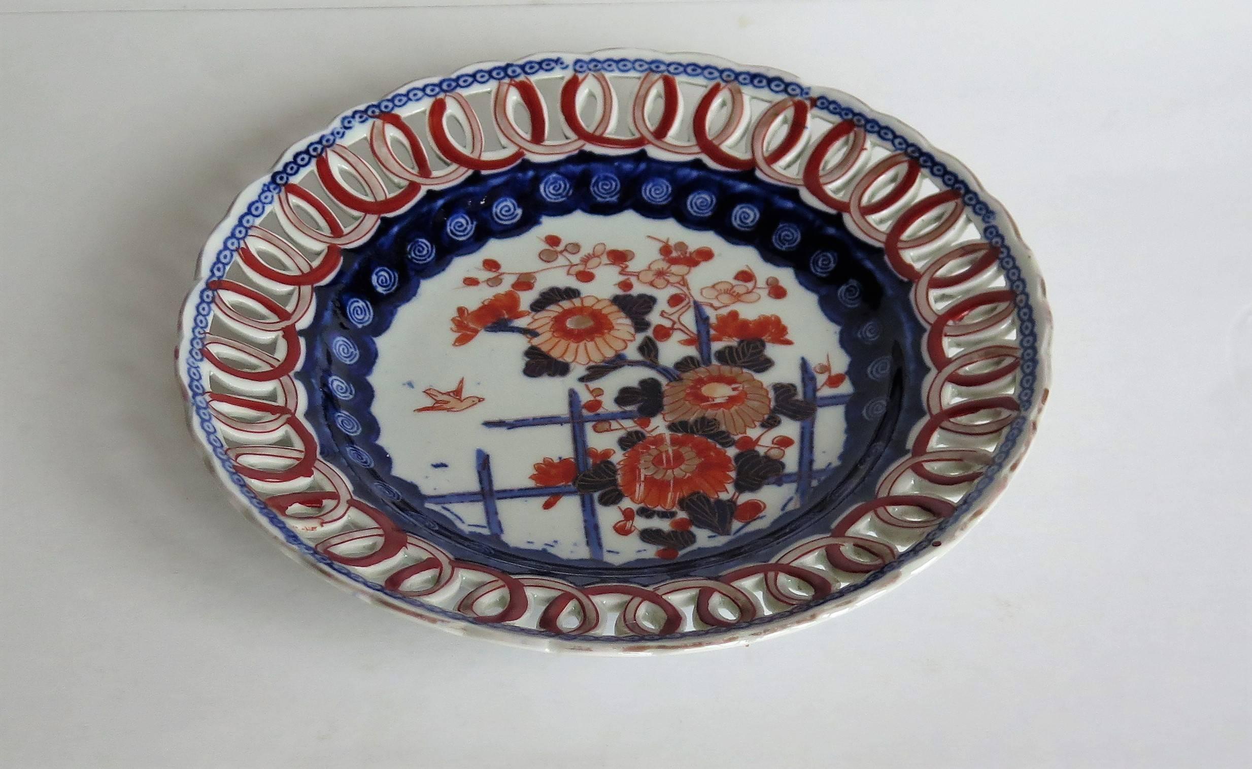 Japanese Porcelain Reticulated Plate or Dish Hand-Painted, Edo period circa 1800 In Good Condition In Lincoln, Lincolnshire