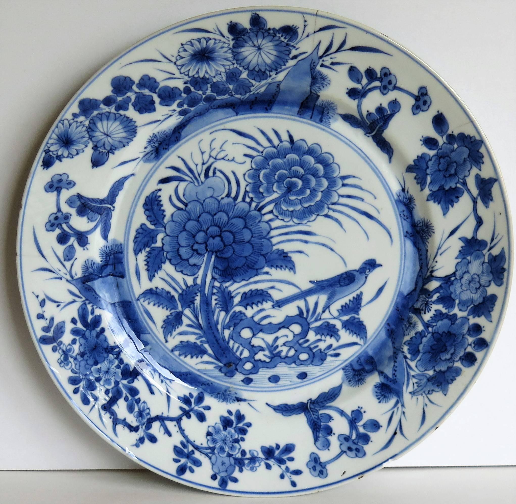This is a beautifully hand-painted Chinese porcelain plate from the Qing, Kangxi period, 1662 to 1722.

The plate is finely potted with a carefully cut base rim and a lovely rich glassy, very light blue glaze.

The plate is carefully