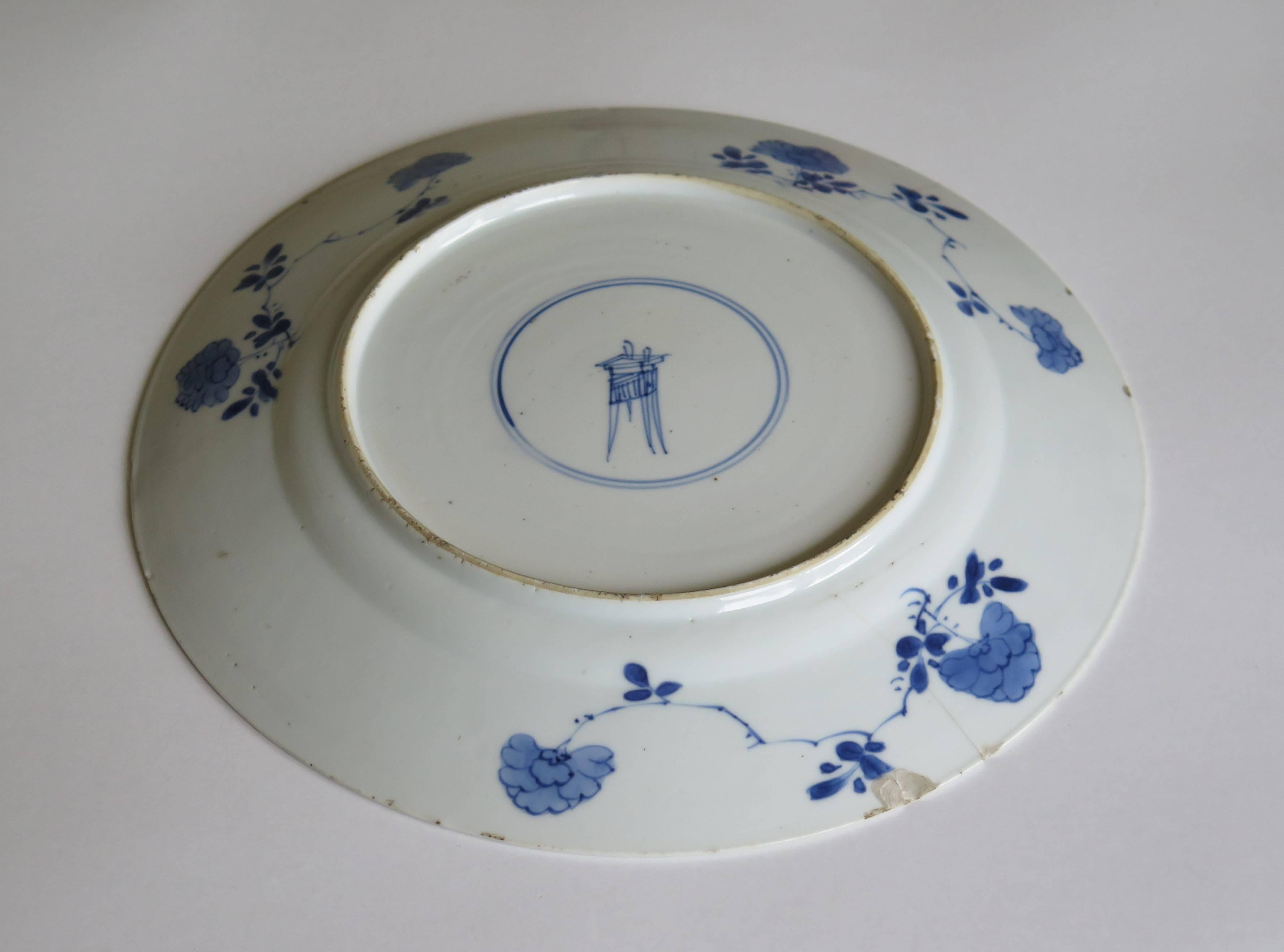 Chinese Porcelain, Plate, Blue and White, KANGXI Period and Mark , circa 1700 In Good Condition In Lincoln, Lincolnshire