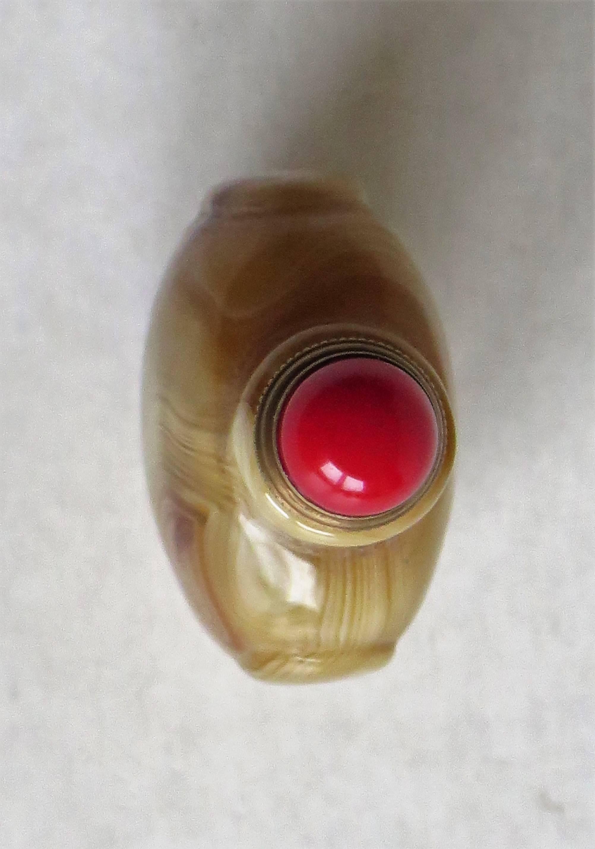 Chinese Snuff Bottle Natural Agate Red Ceramic Stopper and Spoon, circa 1930 In Excellent Condition In Lincoln, Lincolnshire