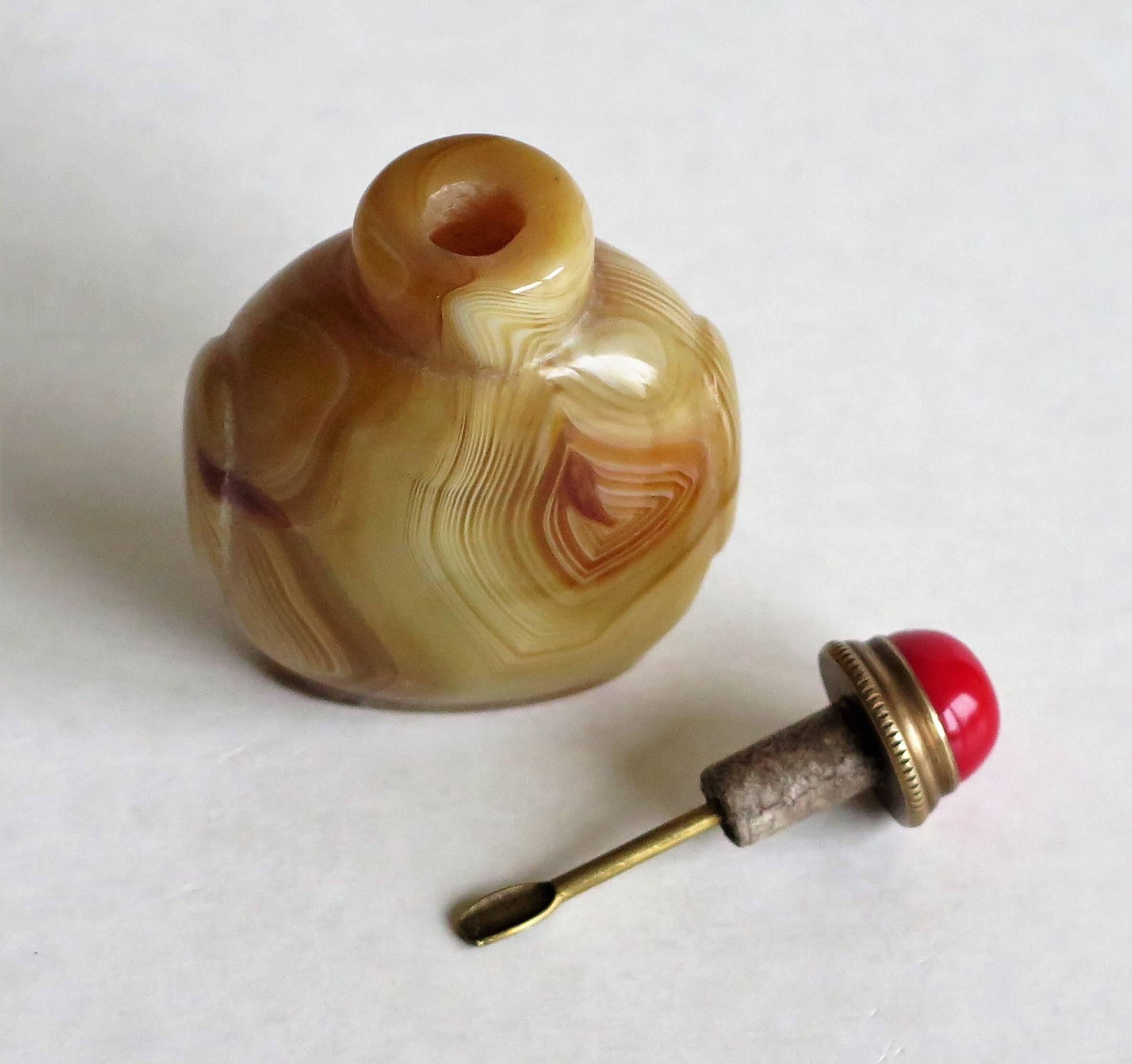 Hand-Carved Chinese Snuff Bottle Natural Agate Red Ceramic Stopper and Spoon, circa 1930