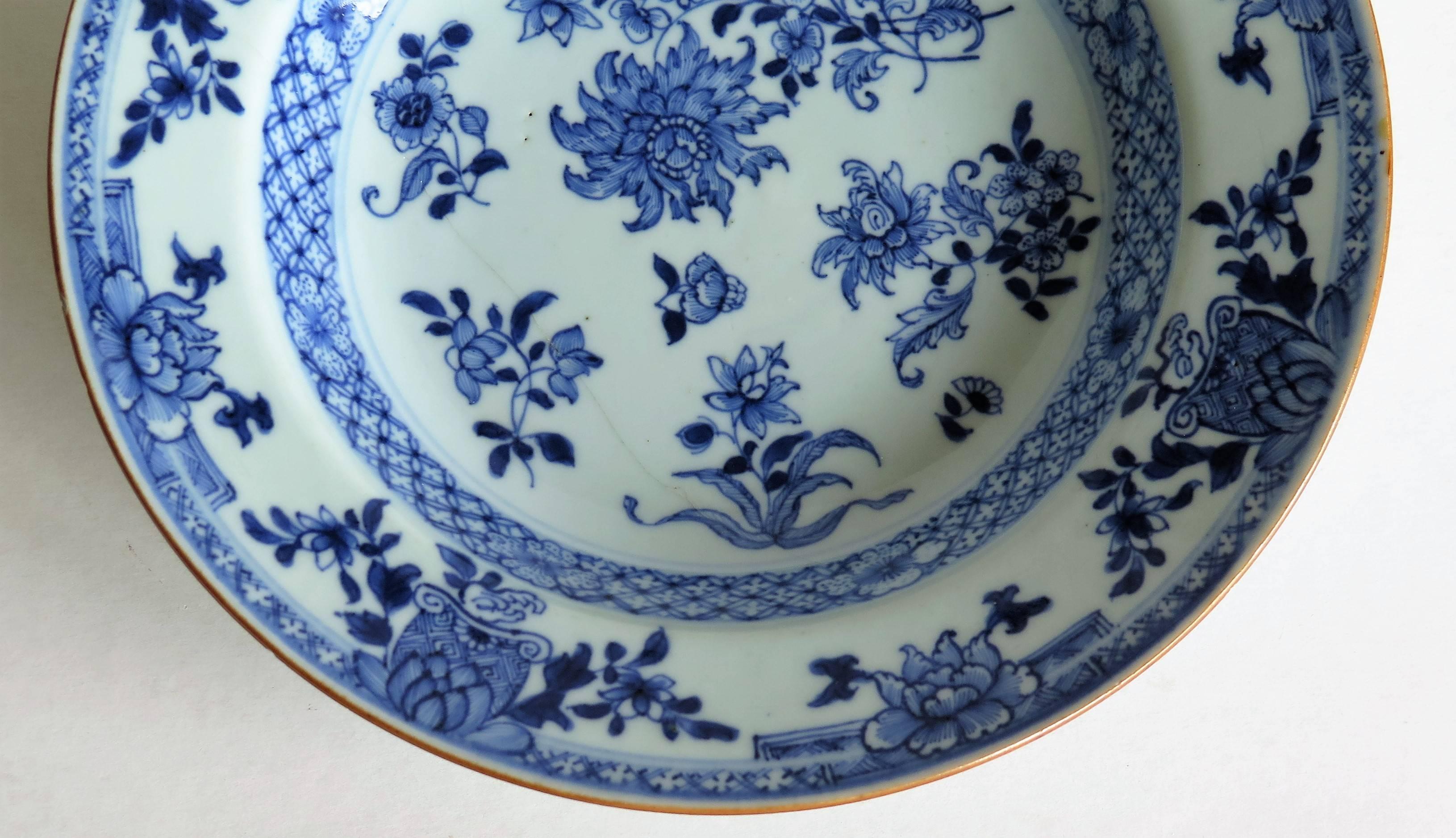 Chinese Porcelain Plate or Bowl, Blue and White, Floral Sprigs, circa 1770 In Good Condition In Lincoln, Lincolnshire