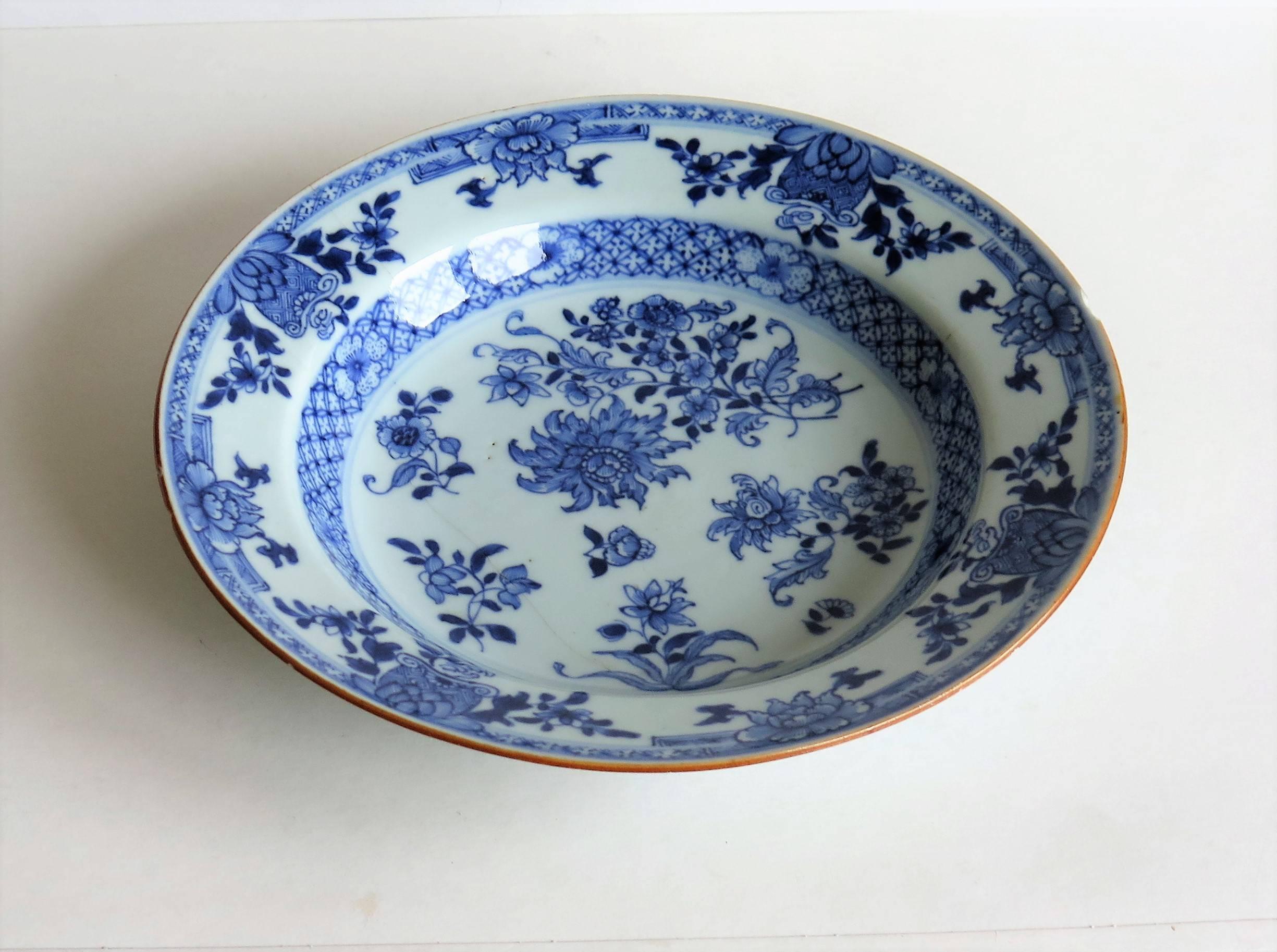 Chinese Porcelain Plate or Bowl, Blue and White, Floral Sprigs, circa 1770 1