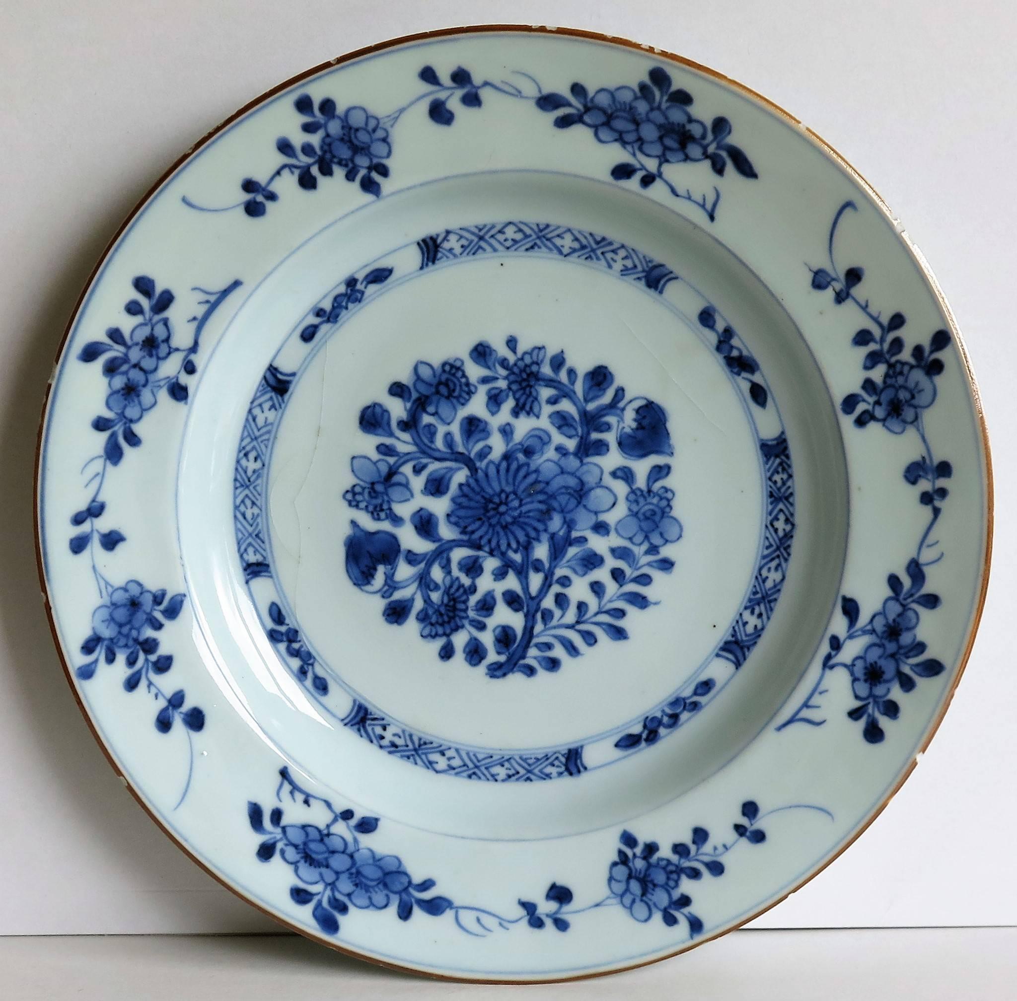 Chinese Porcelain Plate in Blue and White, Qing, Early 18th Century, circa 1735 In Good Condition In Lincoln, Lincolnshire