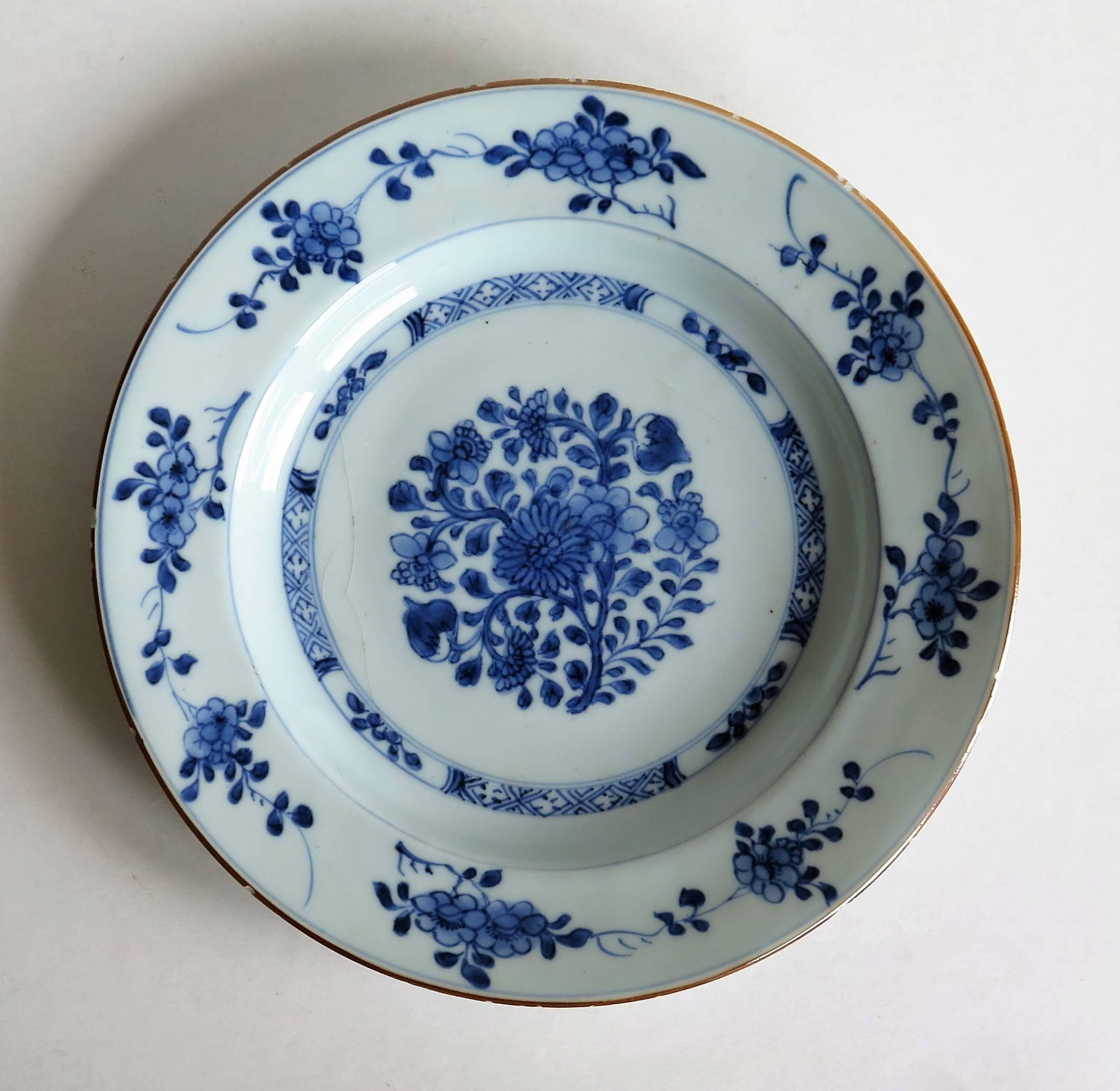 Hand-Painted Chinese Porcelain Plate in Blue and White, Qing, Early 18th Century, circa 1735