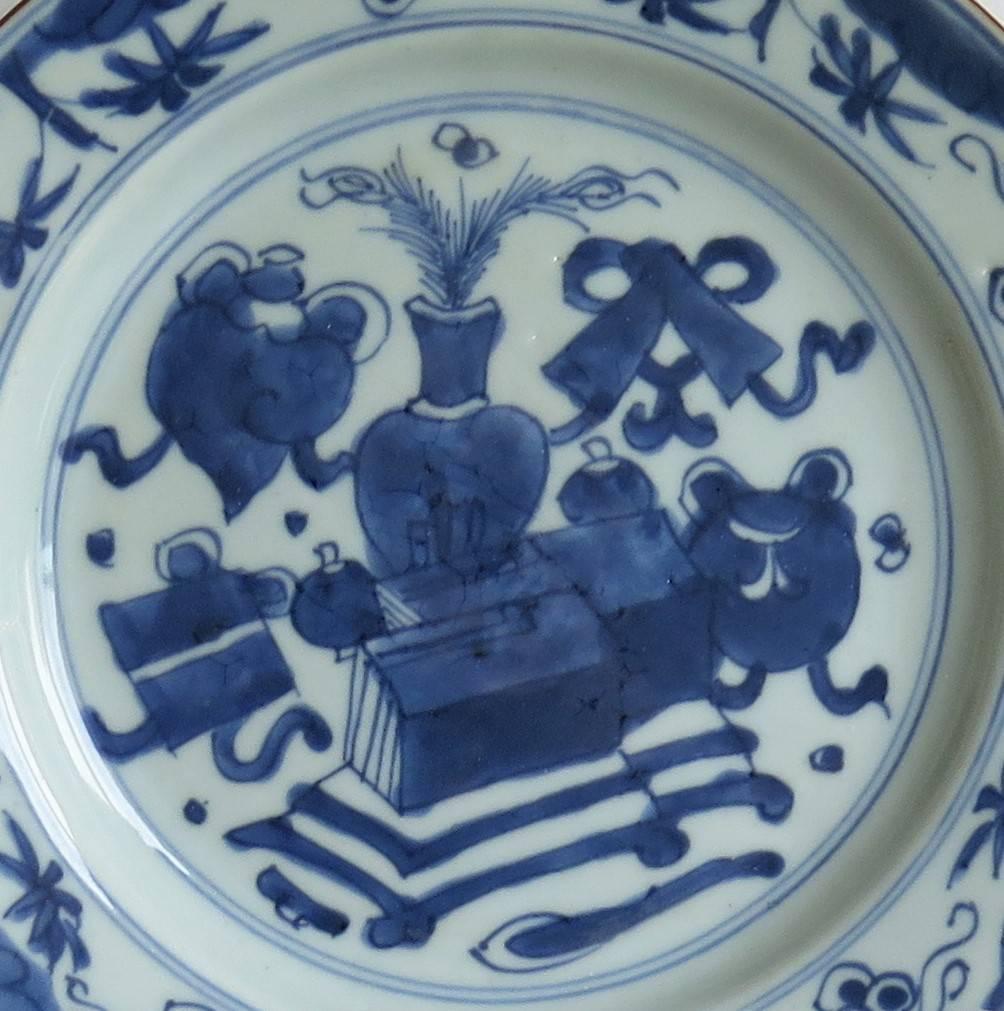 Early 18th Century, Chinese Porcelain Plate, Vase and Symbols, Qing, circa 1735 In Excellent Condition In Lincoln, Lincolnshire