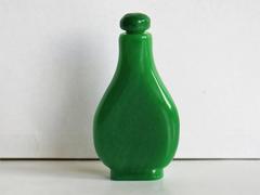 Tabatière Chinoise Vert Emeraude Chiné Pierre Naturelle Travaillée à La Main:: Circa 1930