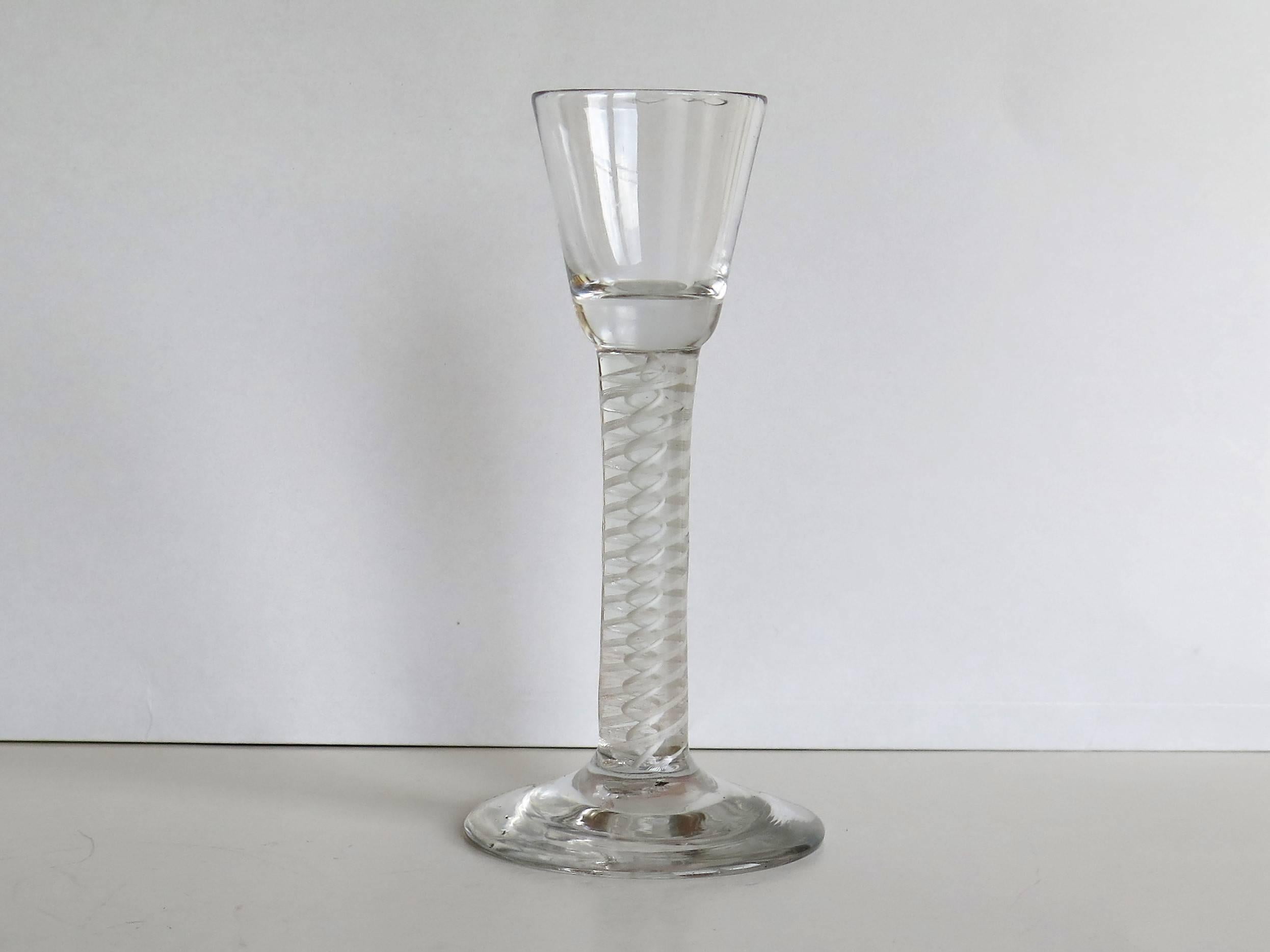 Irlandese Bicchiere da vino cordiale irlandese georgiano con stelo in cotone spesso, 1770 ca. in vendita