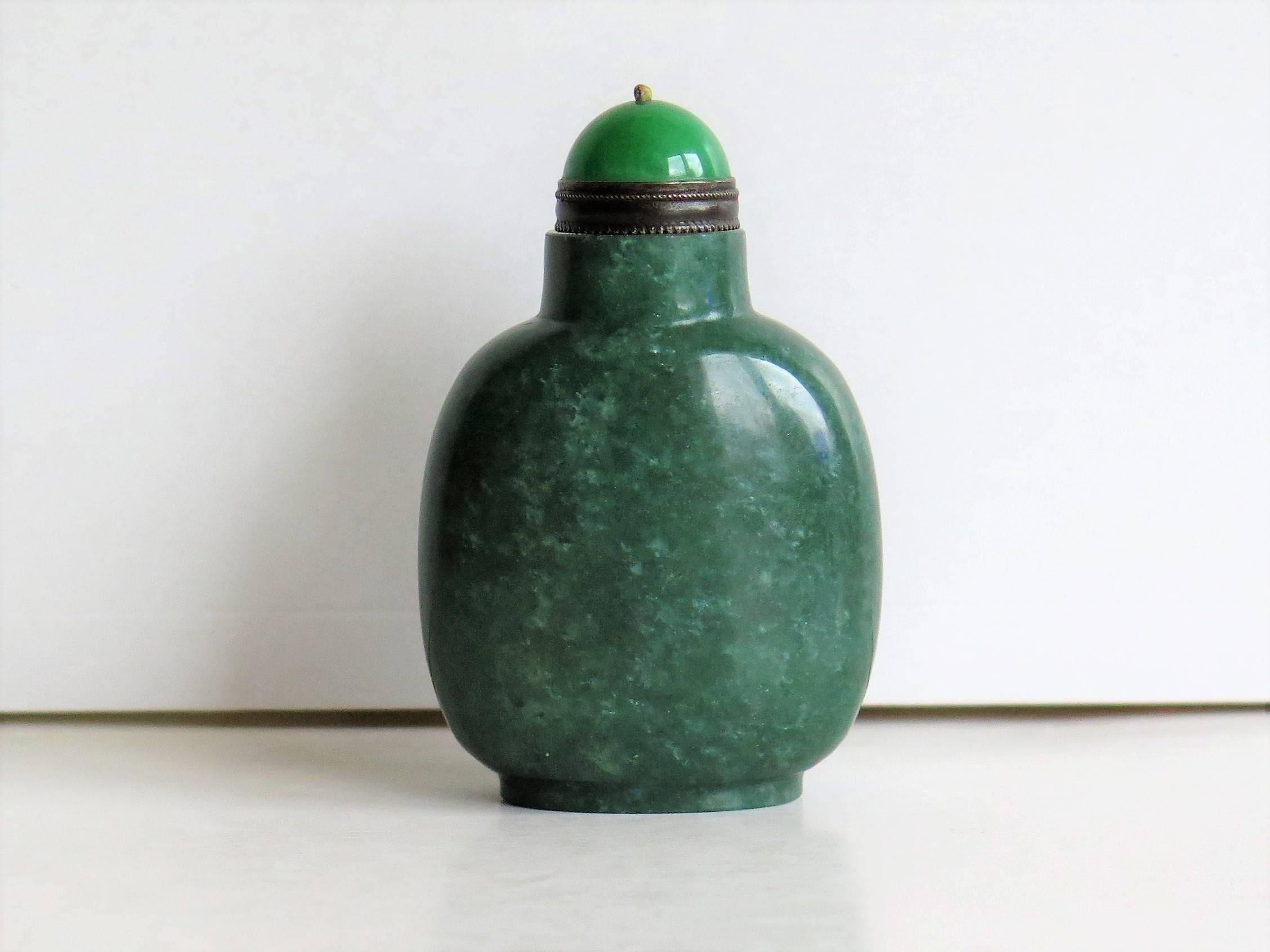This is a good and very decorative Chinese snuff bottle from the early-mid-20th century, circa 1920s.

The bottle is made of hand-carved agate which is a natural hard stone. The bottle has a rounded baluster shape, set on a low foot. The agate has