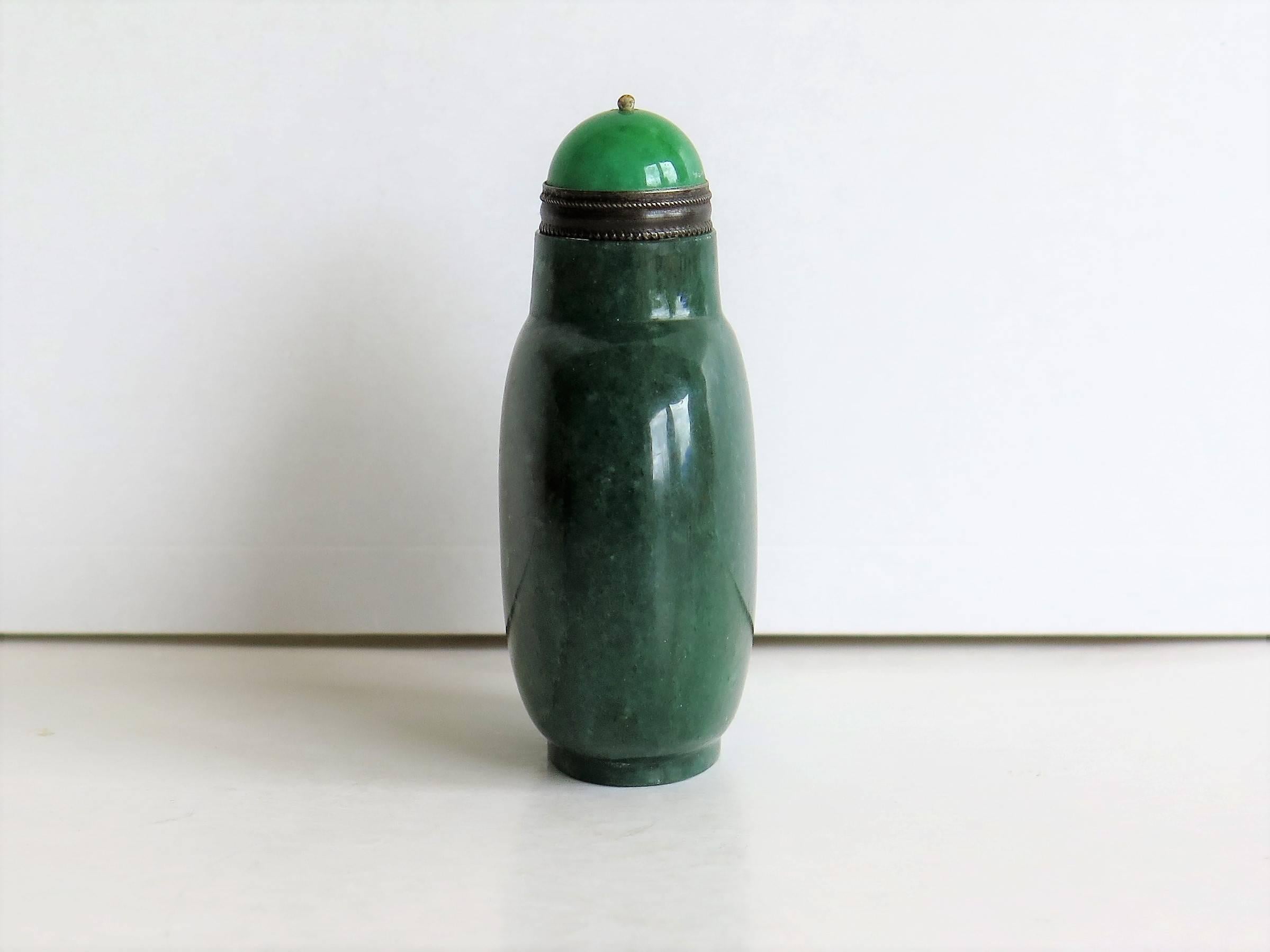20th Century Chinese Snuff Bottle Natural Agate Mottled Green Stopper with Spoon, Ca 1920s