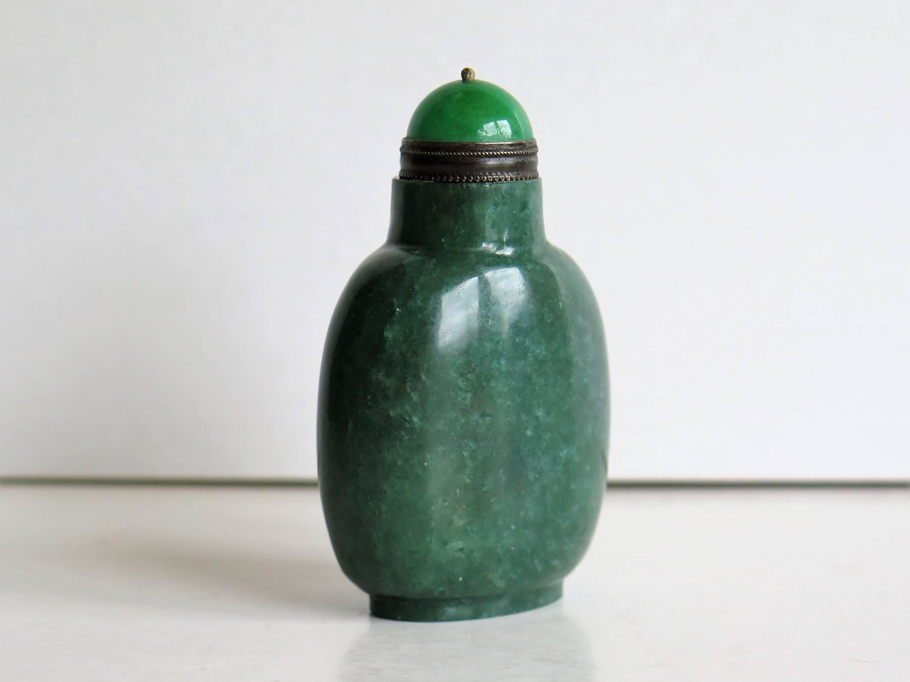 Chinese Snuff Bottle Natural Agate Mottled Green Stopper with Spoon, Ca 1920s In Good Condition In Lincoln, Lincolnshire