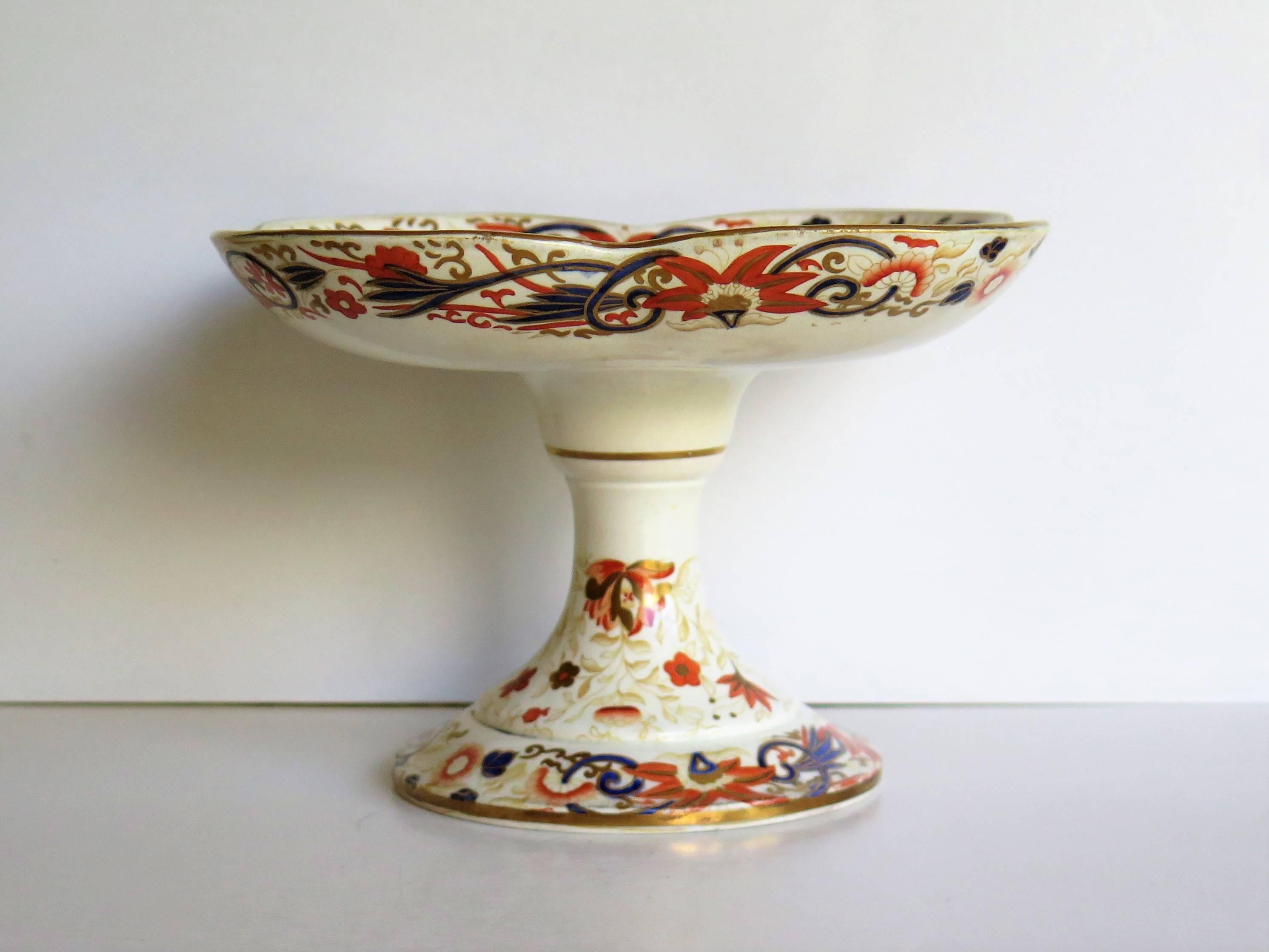 This is a very decorative Wedgwood earthenware Taza or footed Compote, hand painted and fully marked to the base, circa 1875.

The Taza is raised on a circular conical foot leading to a stem holding a square dished top with curved edges. 

The