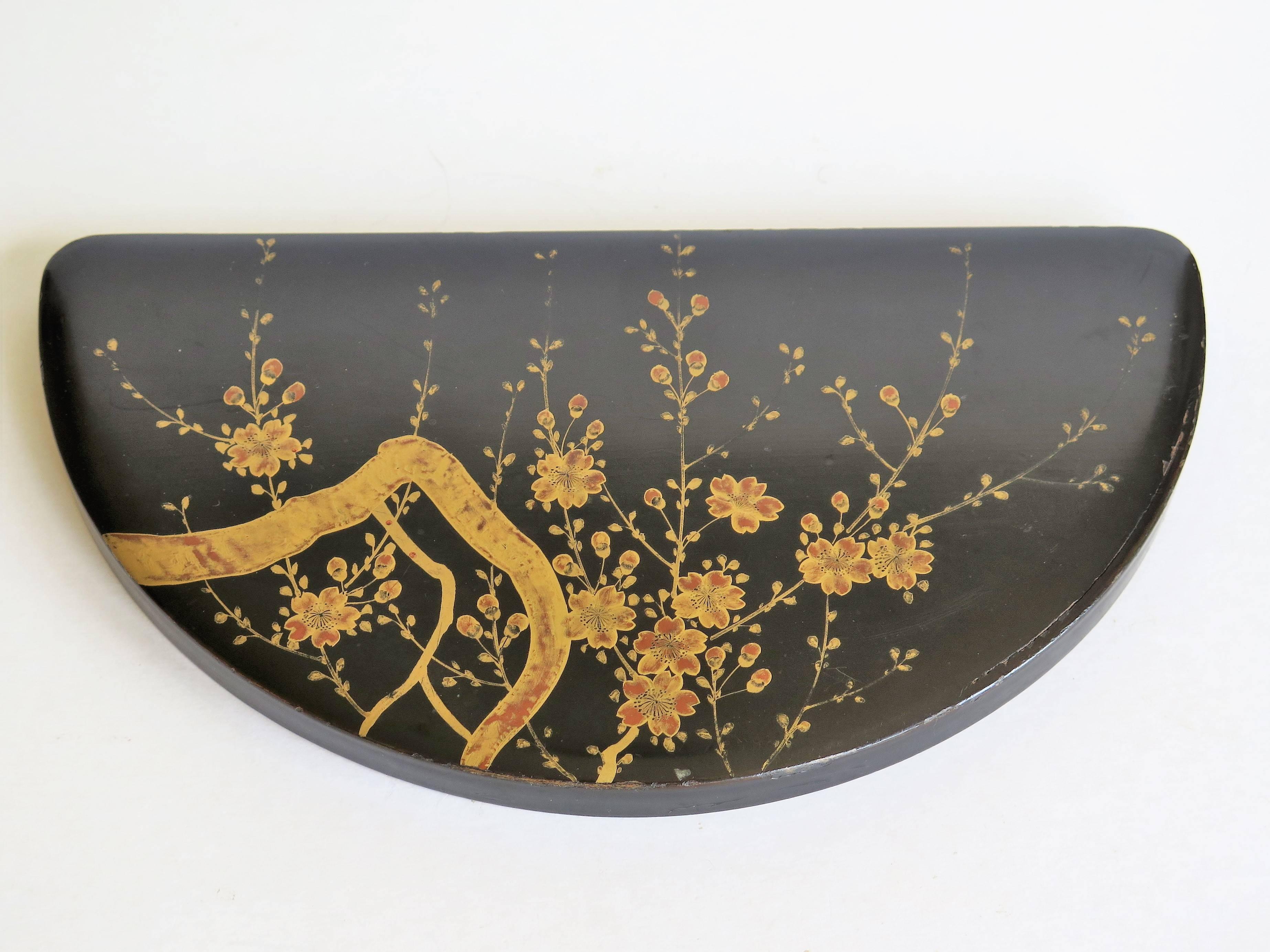 Meiji Japanese Papier Mâché Lacquered Box Hand-Painted with 3-Section Tray, circa 1905