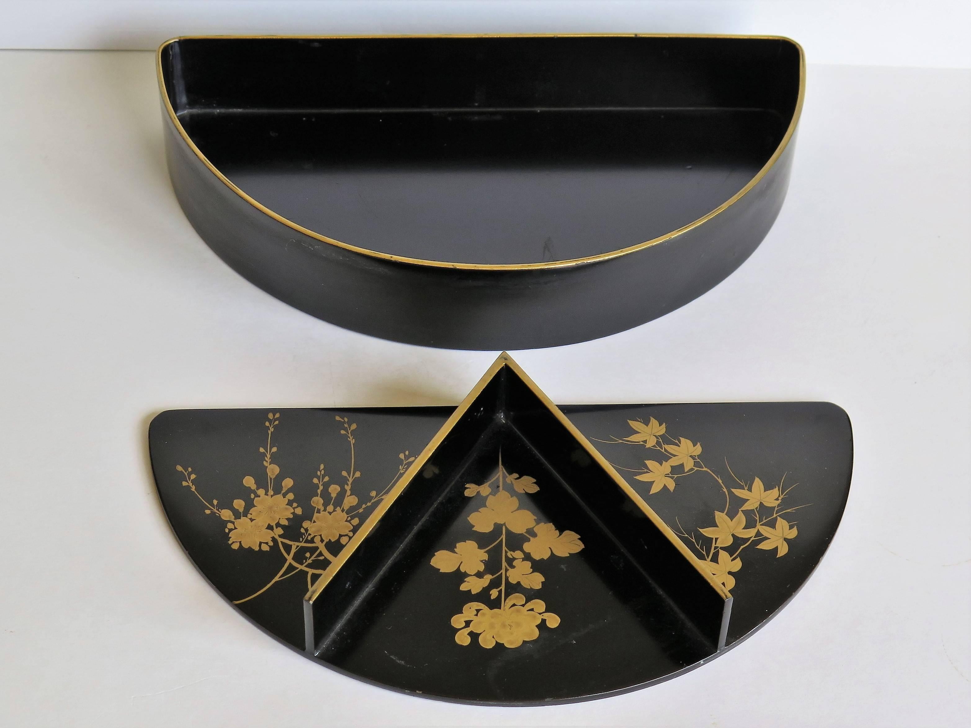 Paper Japanese Papier Mâché Lacquered Box Hand-Painted with 3-Section Tray, circa 1905