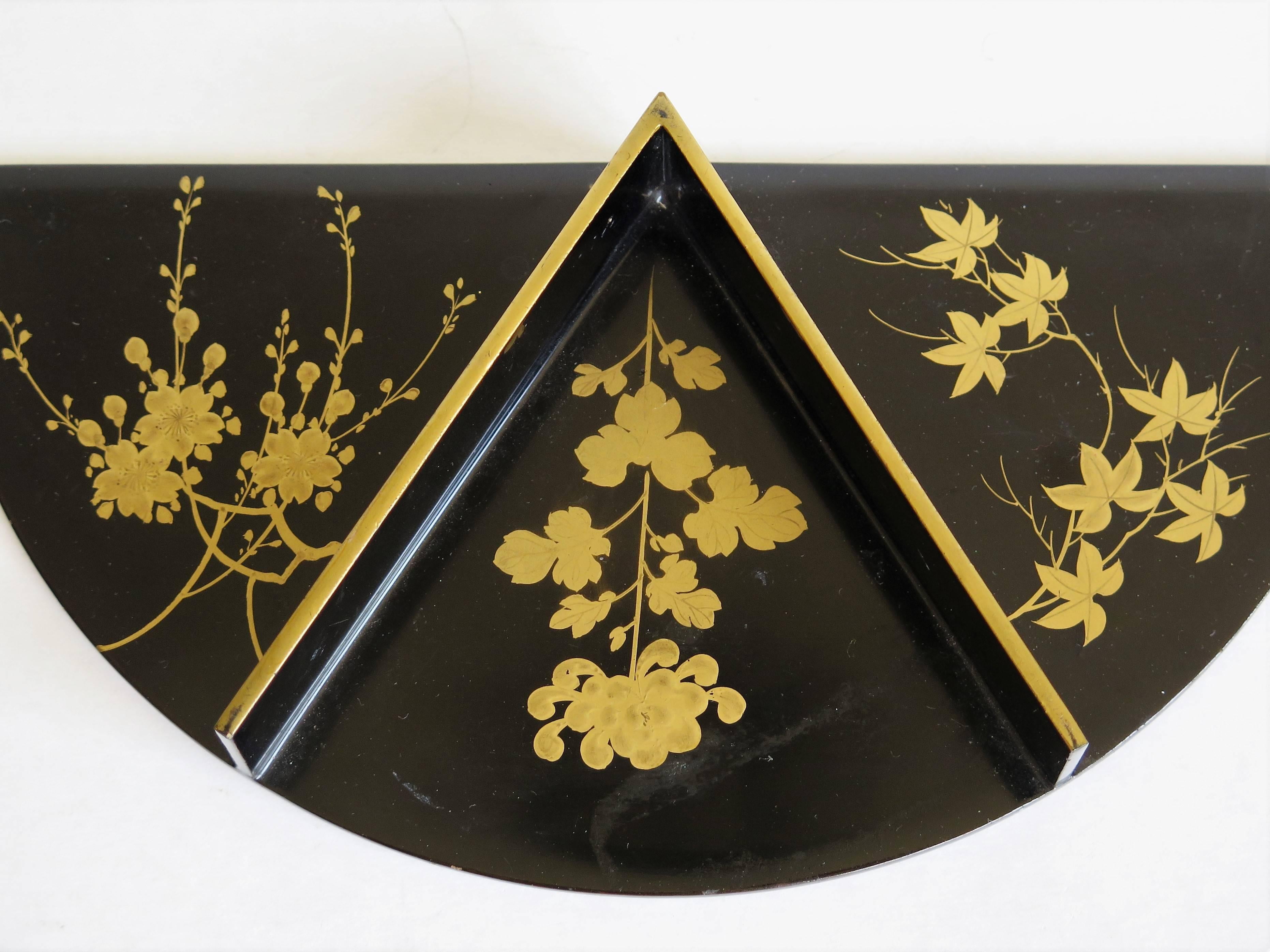 Japanese Papier Mâché Lacquered Box Hand-Painted with 3-Section Tray, circa 1905 2