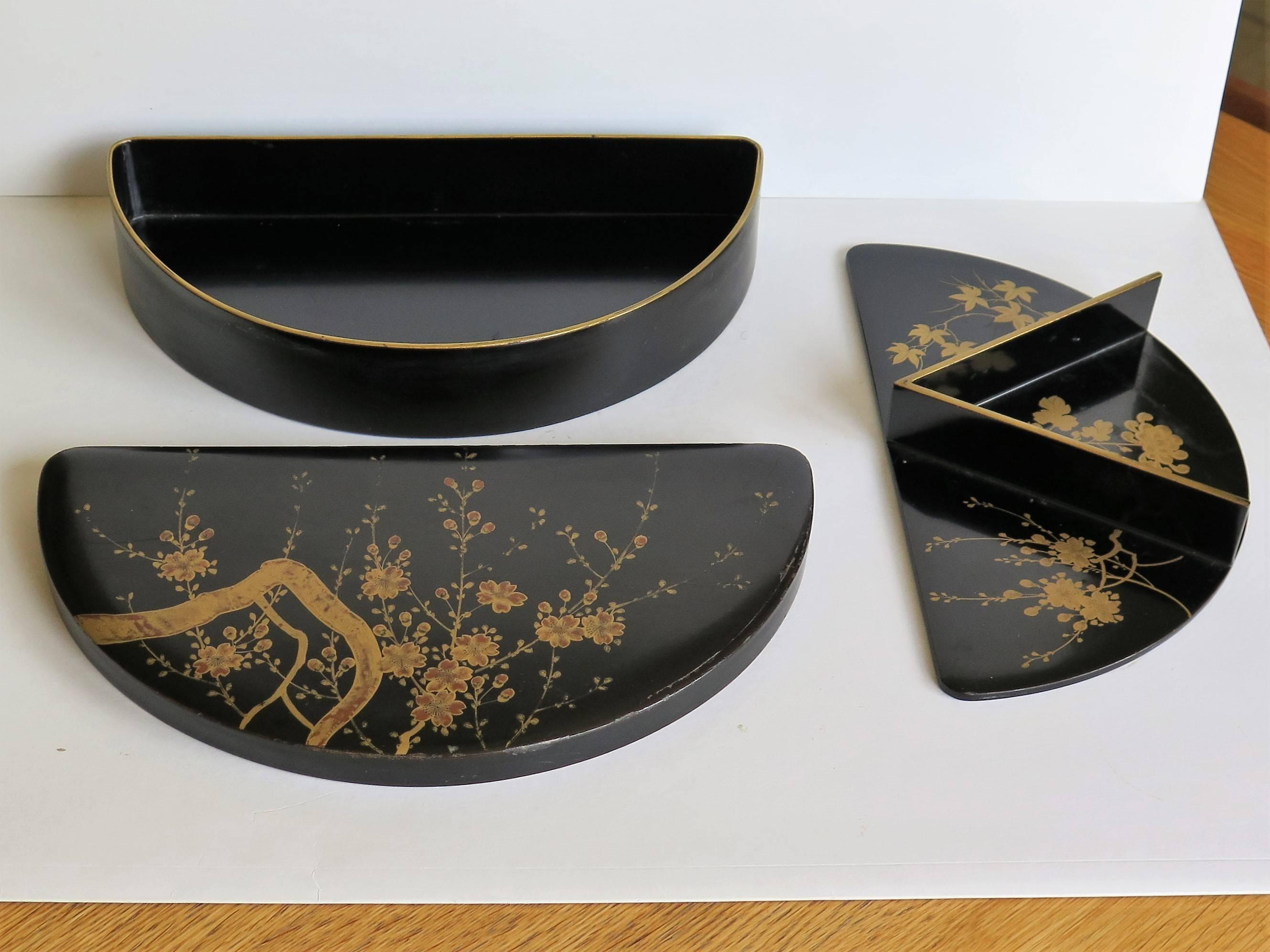 Japanese Papier Mâché Lacquered Box Hand-Painted with 3-Section Tray, circa 1905 1
