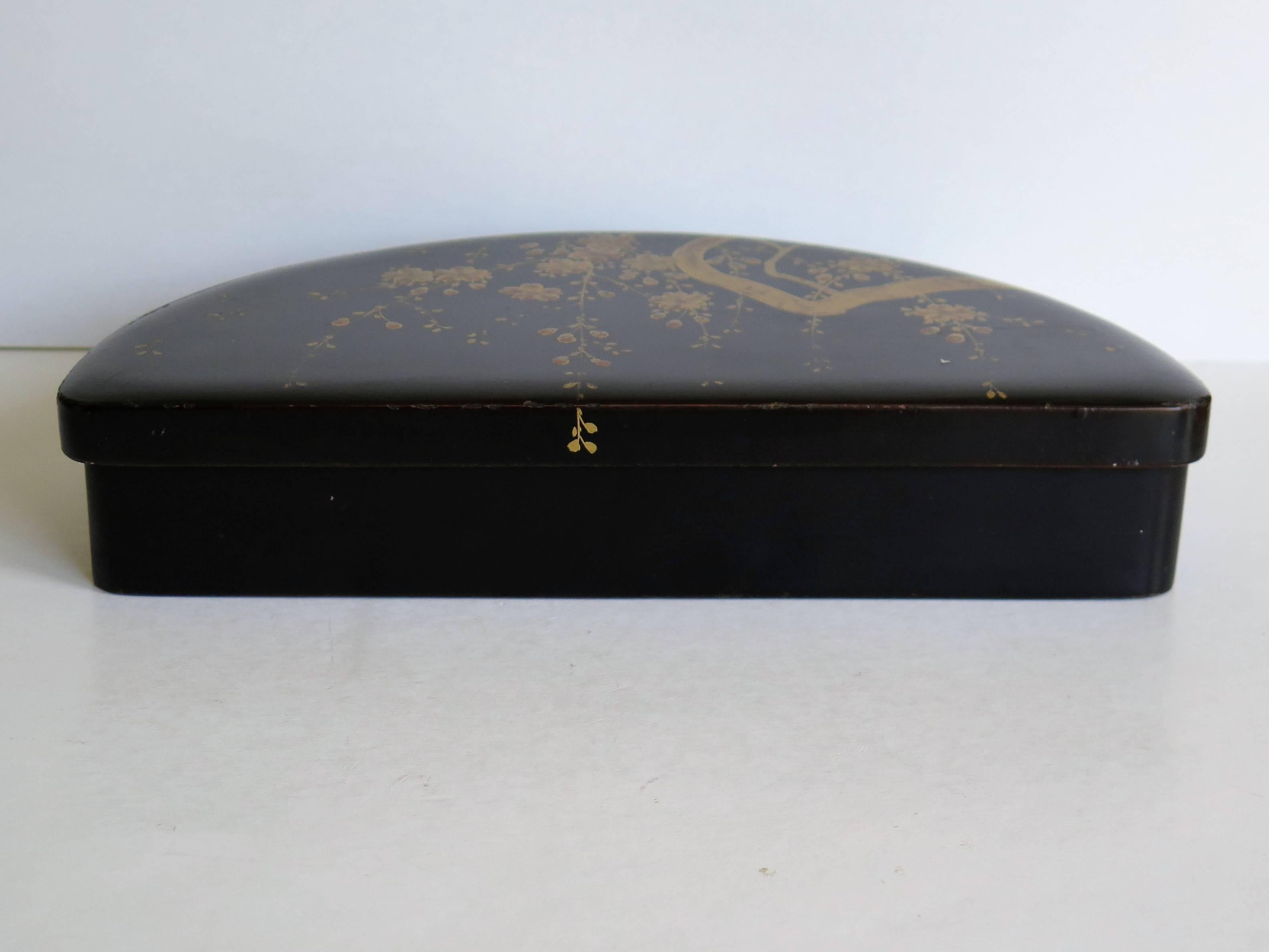 Japanese Papier Mâché Lacquered Box Hand-Painted with 3-Section Tray, circa 1905 In Good Condition In Lincoln, Lincolnshire