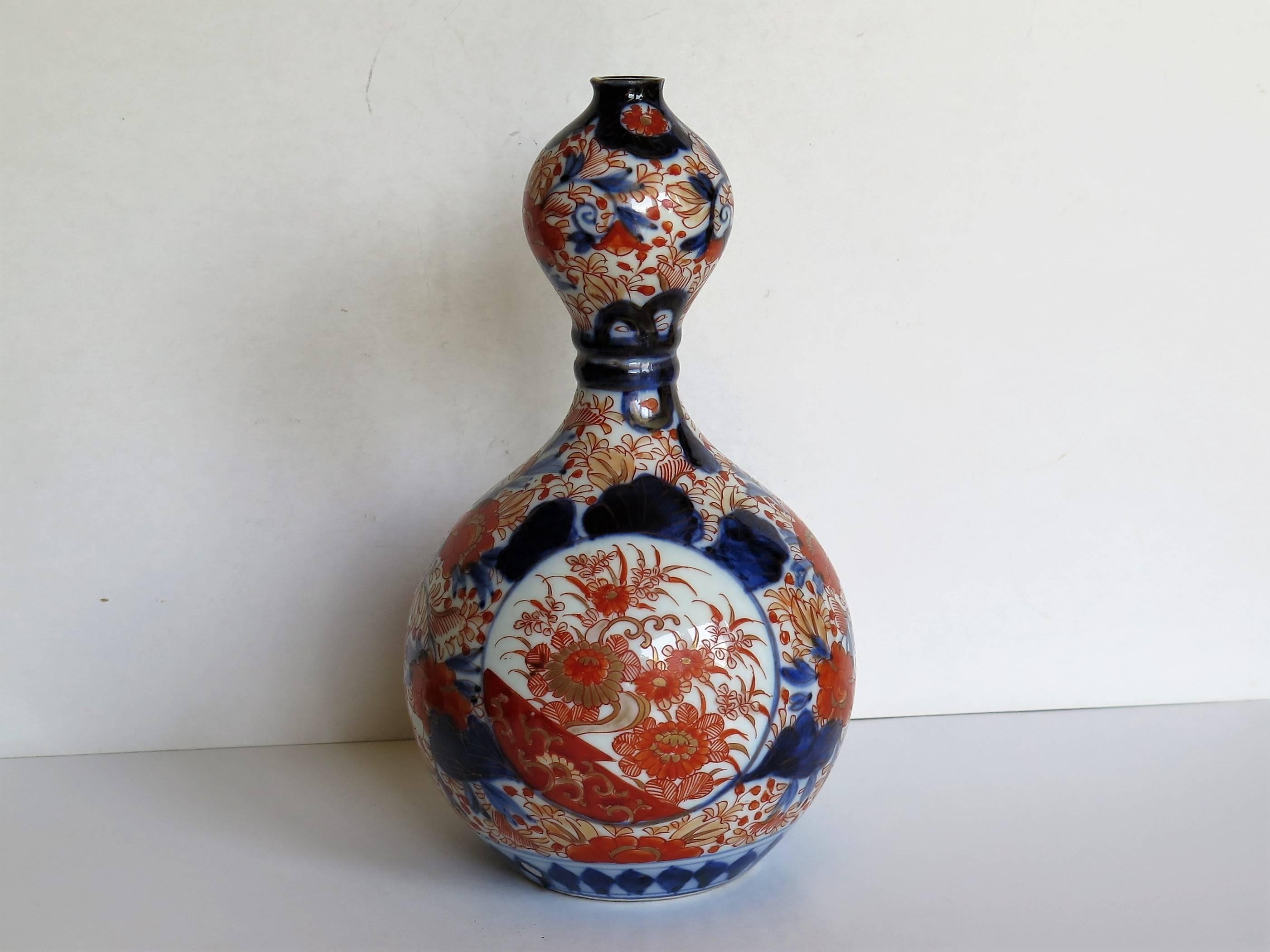 Hand-Painted 19th Century Japanese Double Gourd Vase Central Knop Imari Pattern, Meiji Period