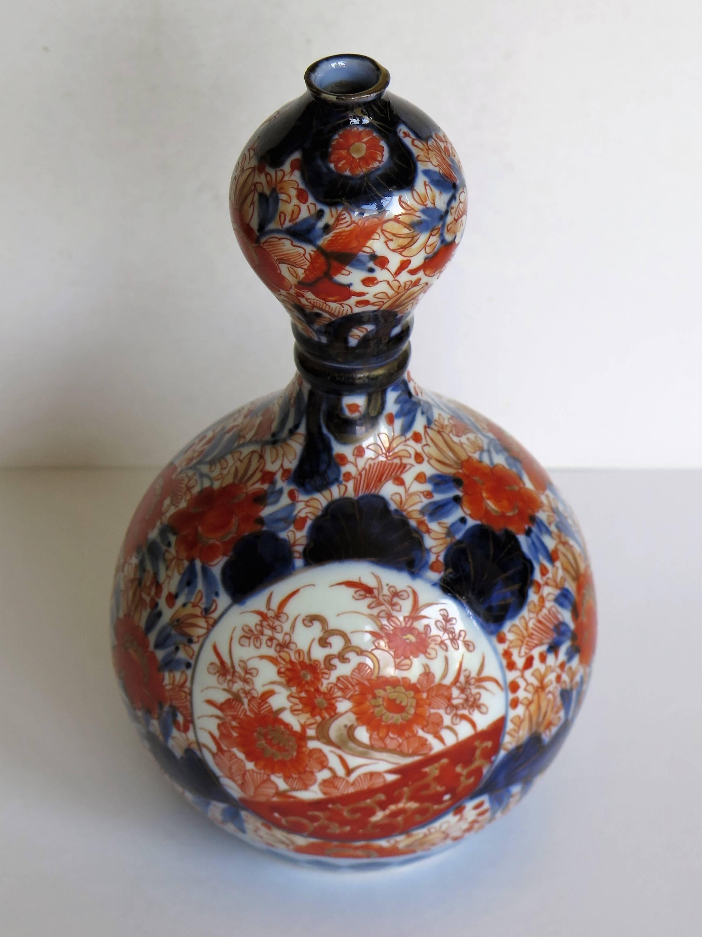 Ceramic 19th Century Japanese Double Gourd Vase Central Knop Imari Pattern, Meiji Period