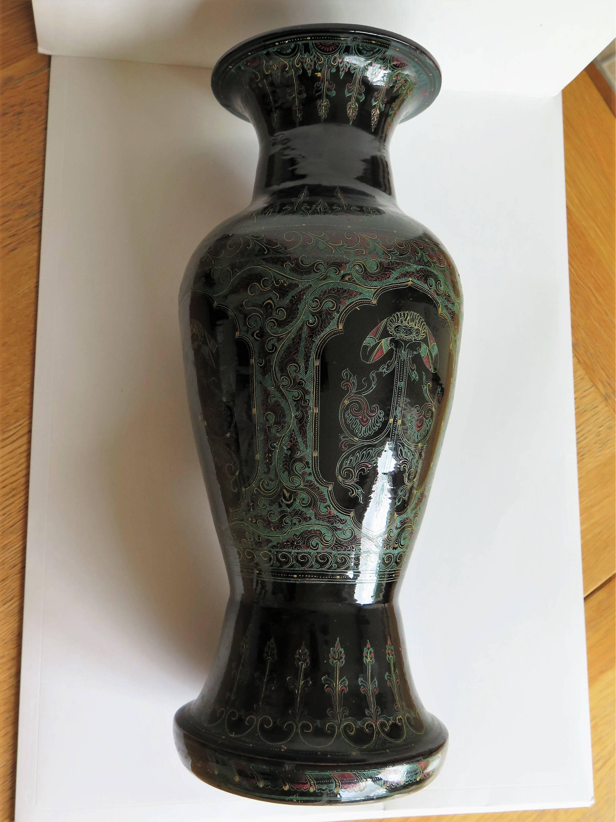 Large Laquered Vase very Finely Hand Painted,  Central Asian Mid 19th Century  In Good Condition In Lincoln, Lincolnshire