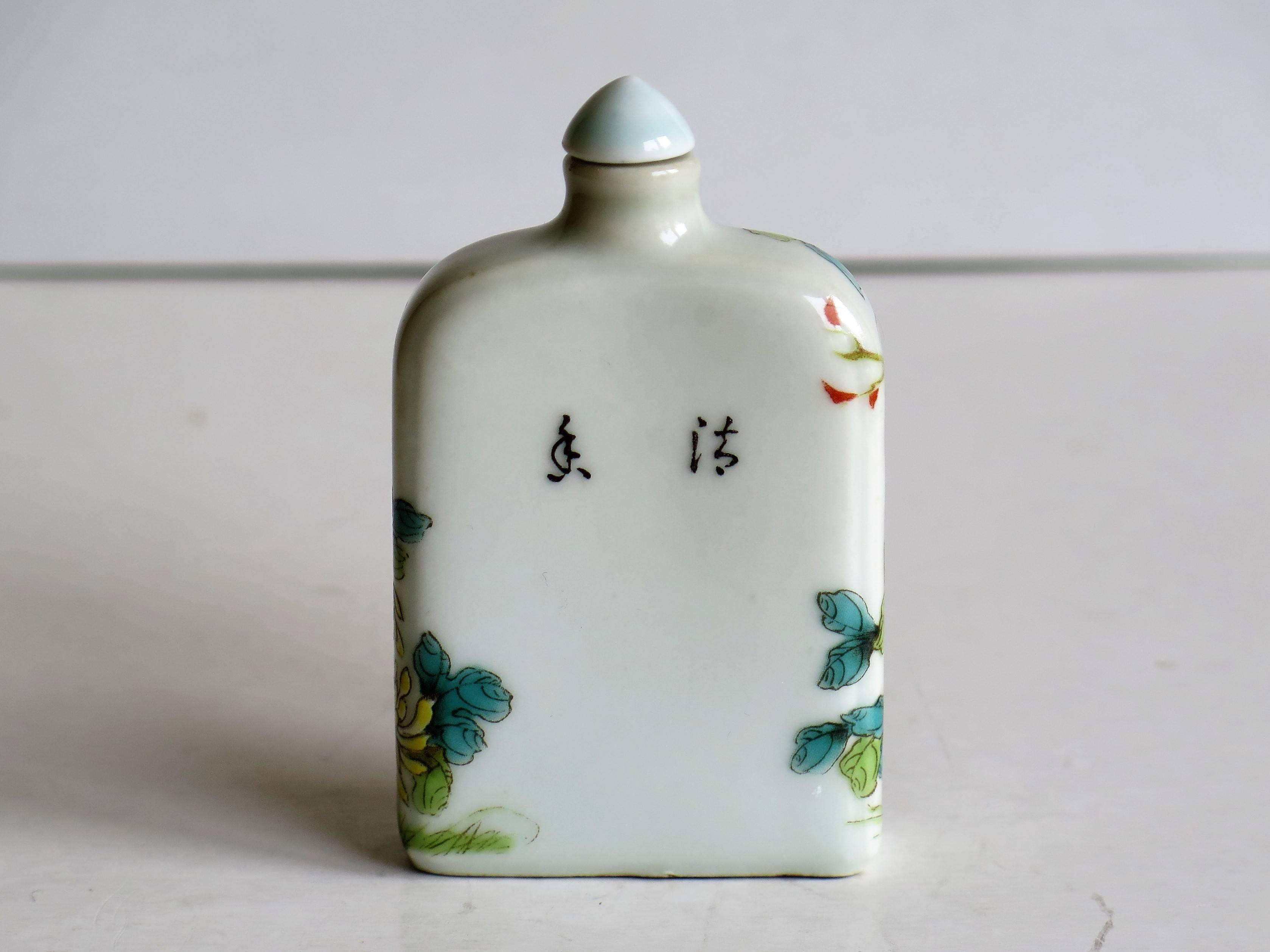 Chinese Porcelain Snuff Bottle Hand-Painted Birds and Flowers, Circa 1940s In Good Condition In Lincoln, Lincolnshire