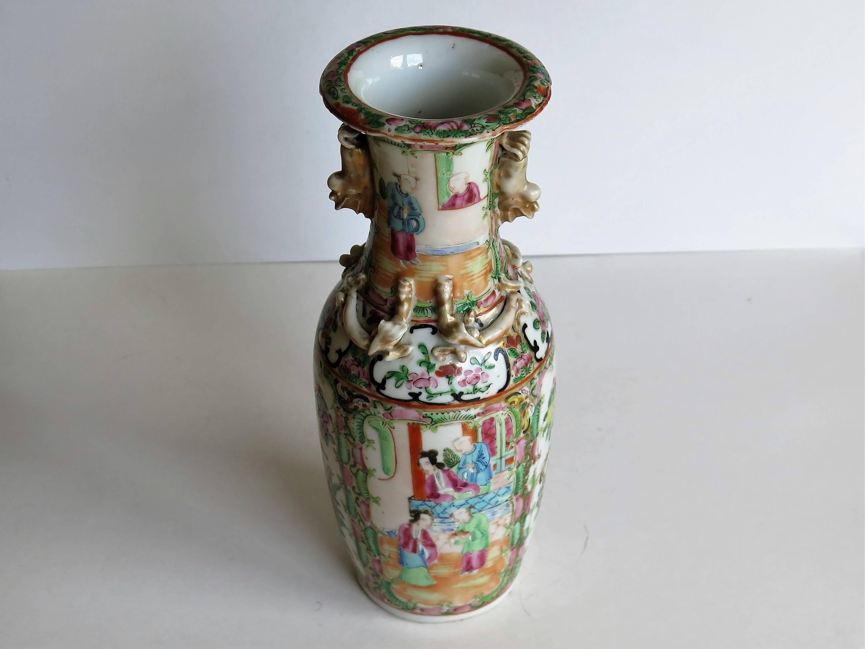 chinesische Export-Rosenmedaillon-Porzellanvase oder Lampensockel aus dem 19. Jahrhundert, Qing, ca. 1860 im Zustand „Gut“ in Lincoln, Lincolnshire