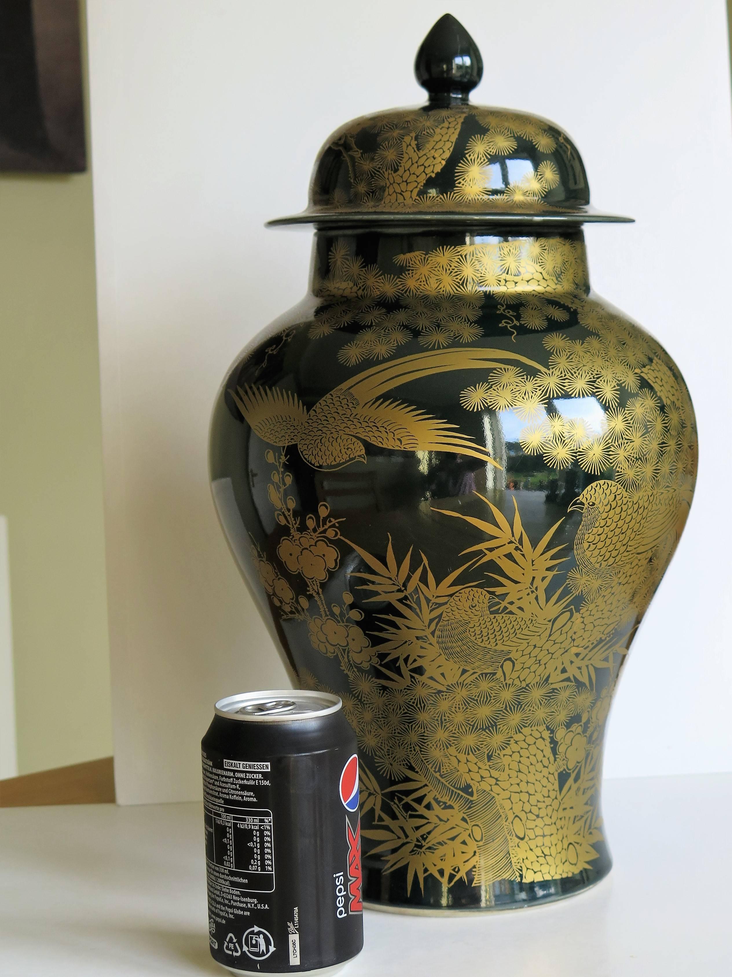 Large Chinese Porcelain Lidded Vase or Jar Gilded Decoration, 19th Century Qing 6