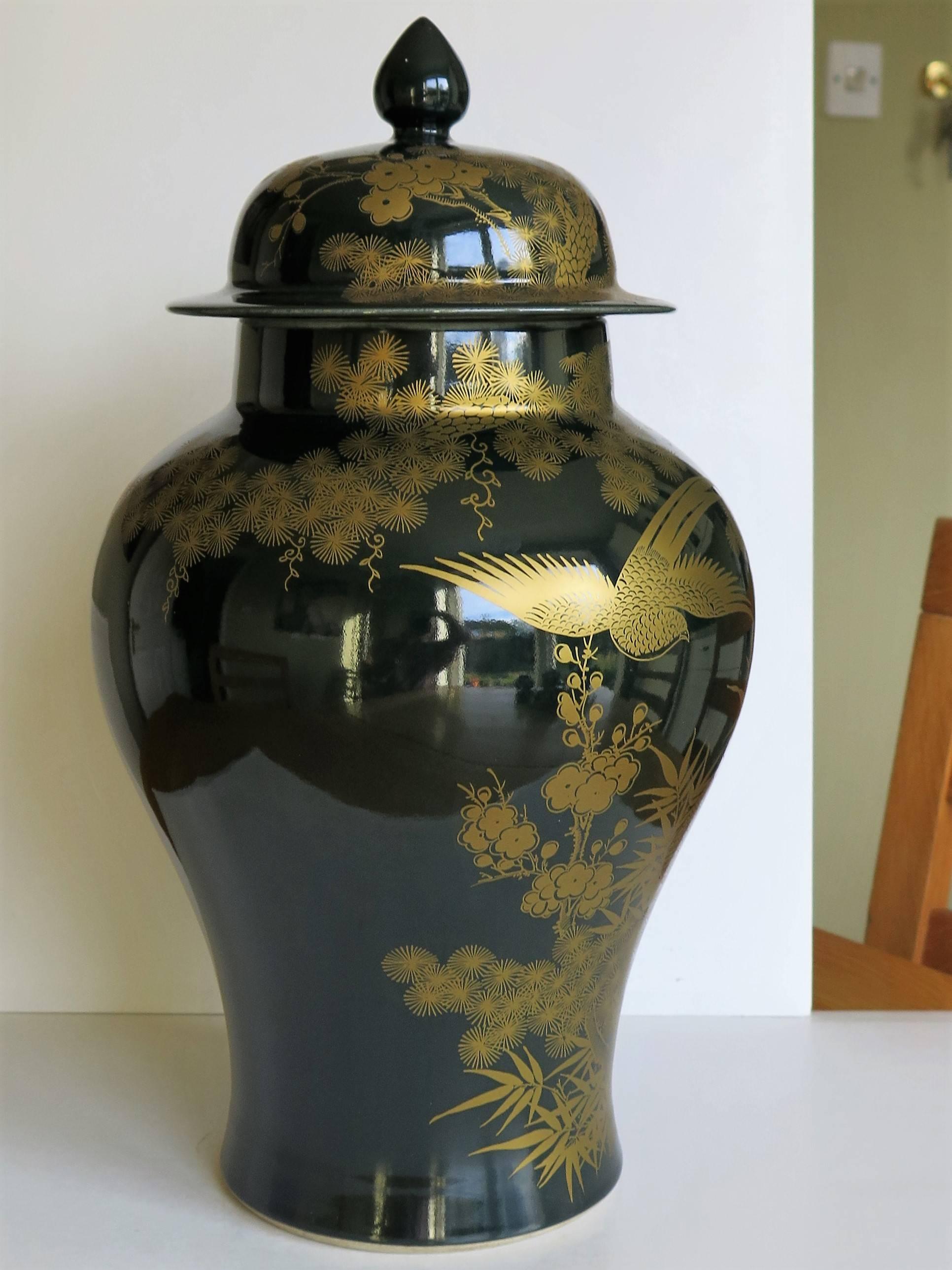 Hand-Painted Large Chinese Porcelain Lidded Vase or Jar Gilded Decoration, 19th Century Qing