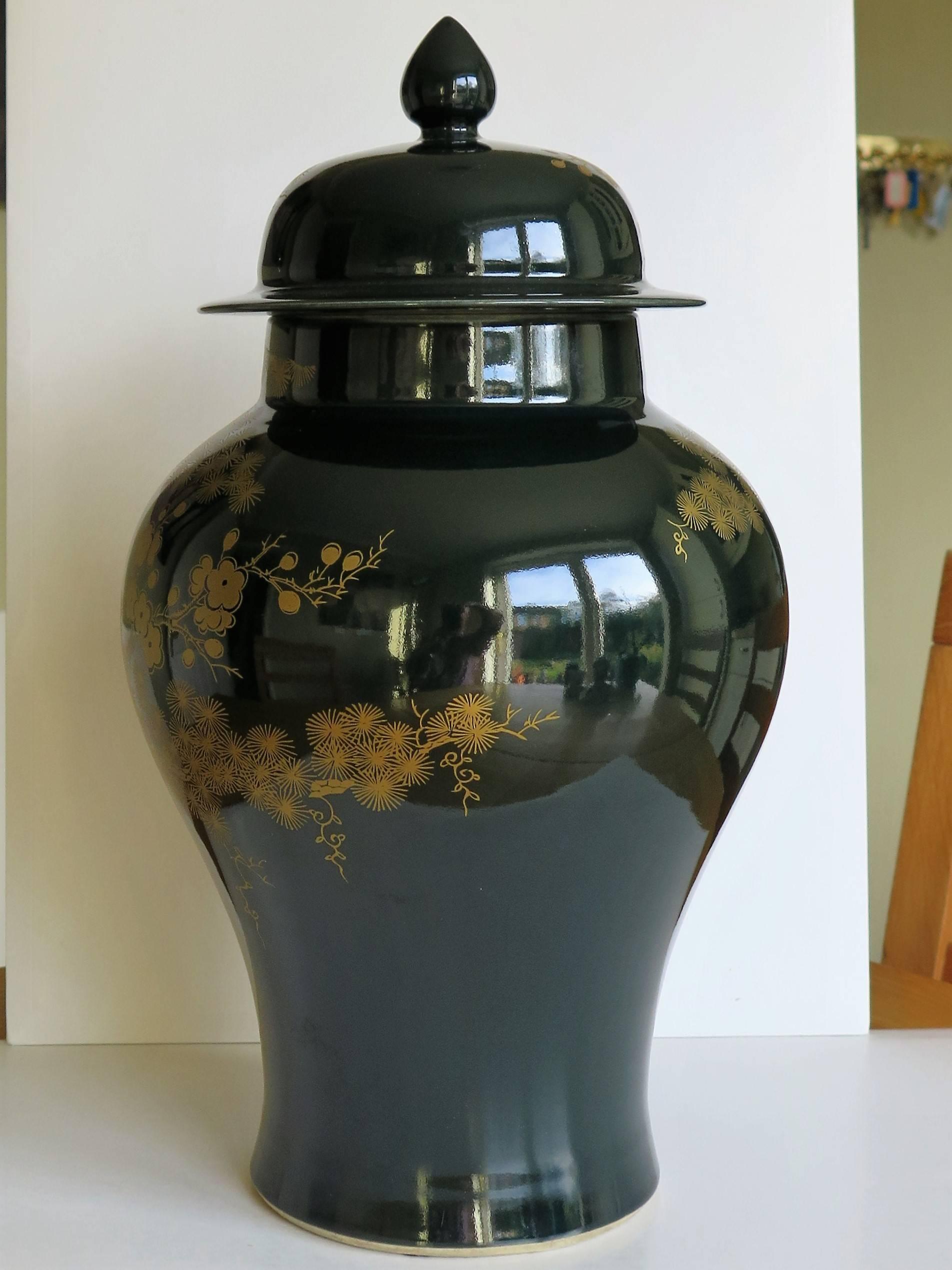 Large Chinese Porcelain Lidded Vase or Jar Gilded Decoration, 19th Century Qing In Good Condition In Lincoln, Lincolnshire