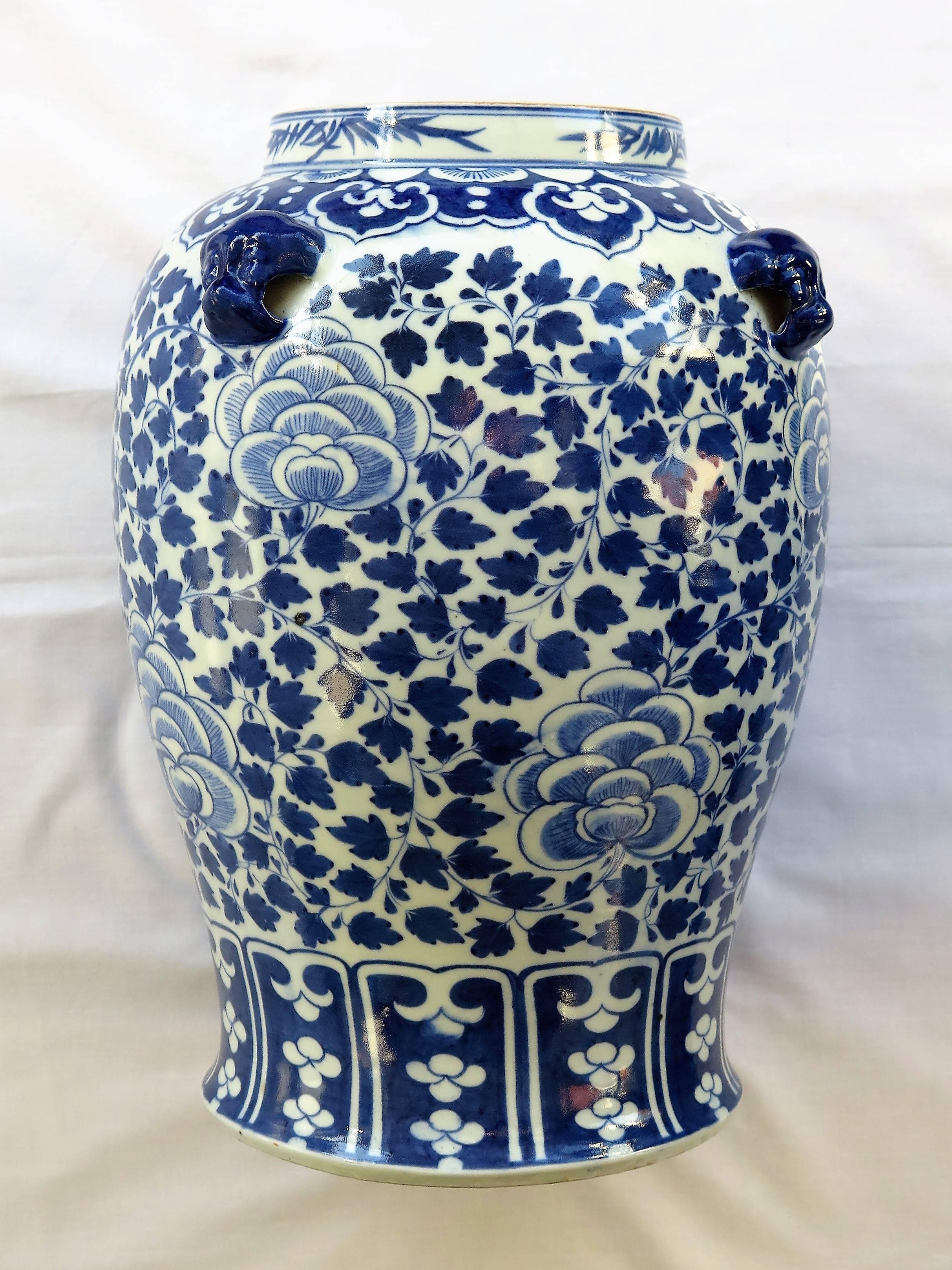 Chinese Porcelain Large Lidded Vase or Jar Blue and White , 19th Century Qing 1