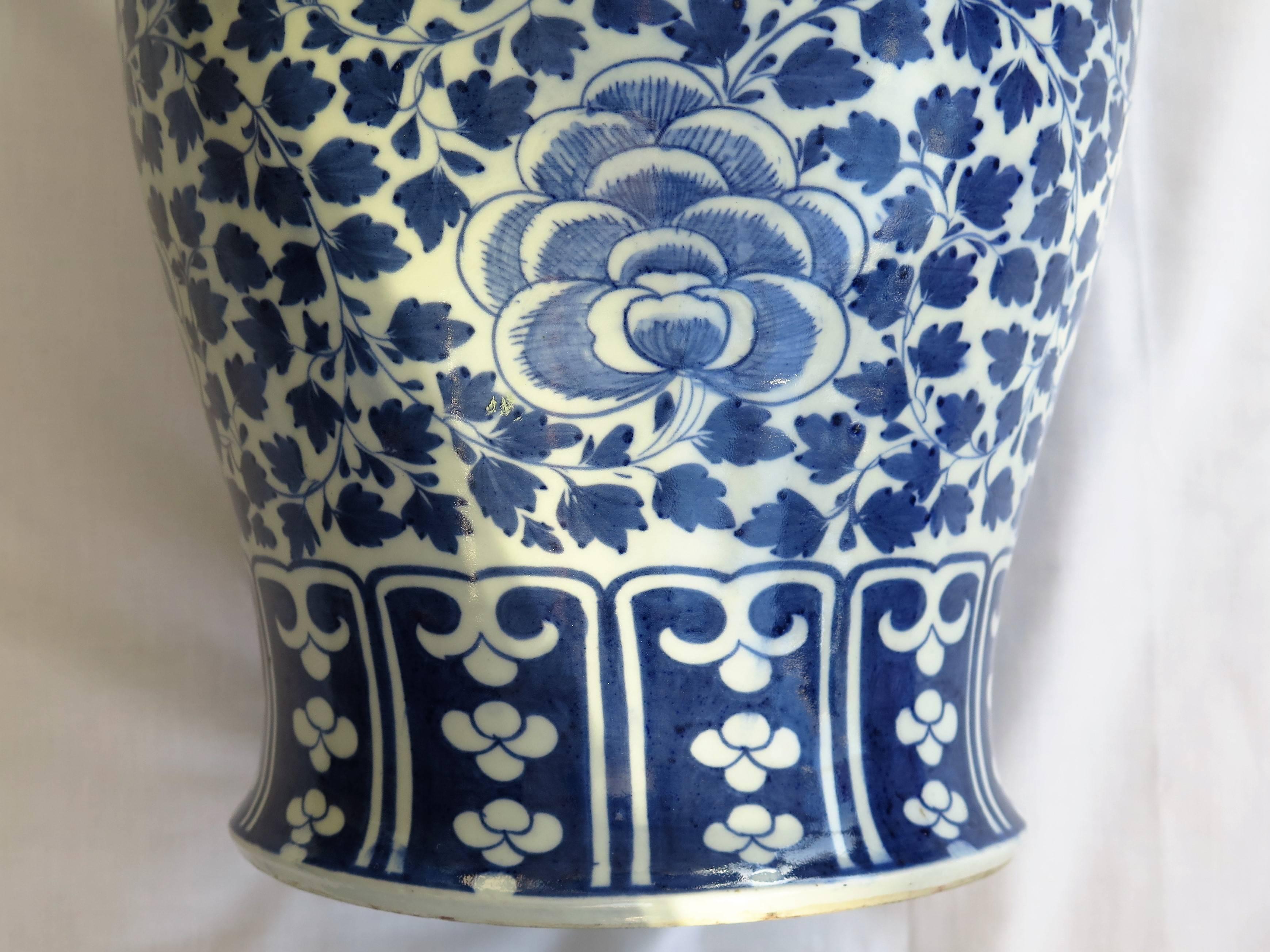 Chinese Porcelain Large Lidded Vase or Jar Blue and White , 19th Century Qing 4