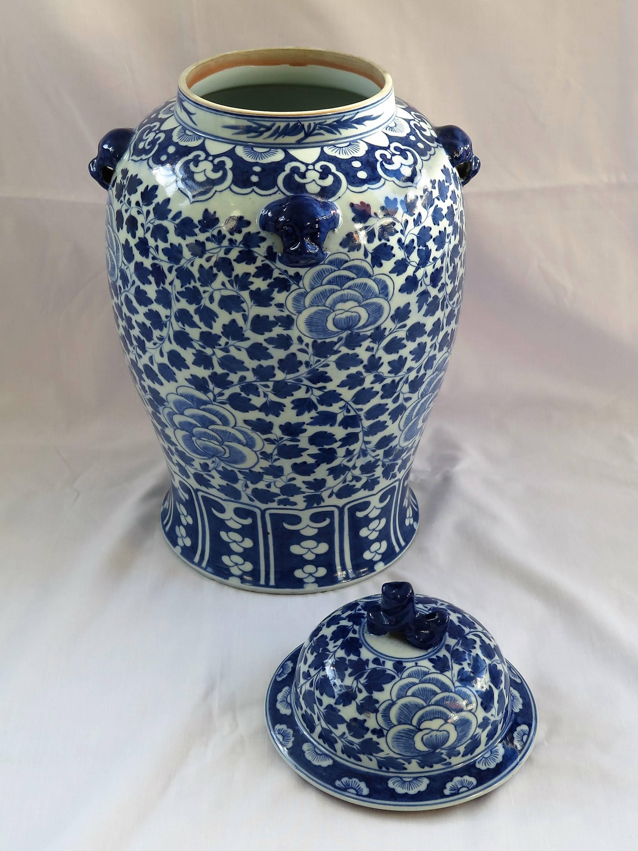 Chinese Porcelain Large Lidded Vase or Jar Blue and White , 19th Century Qing 2