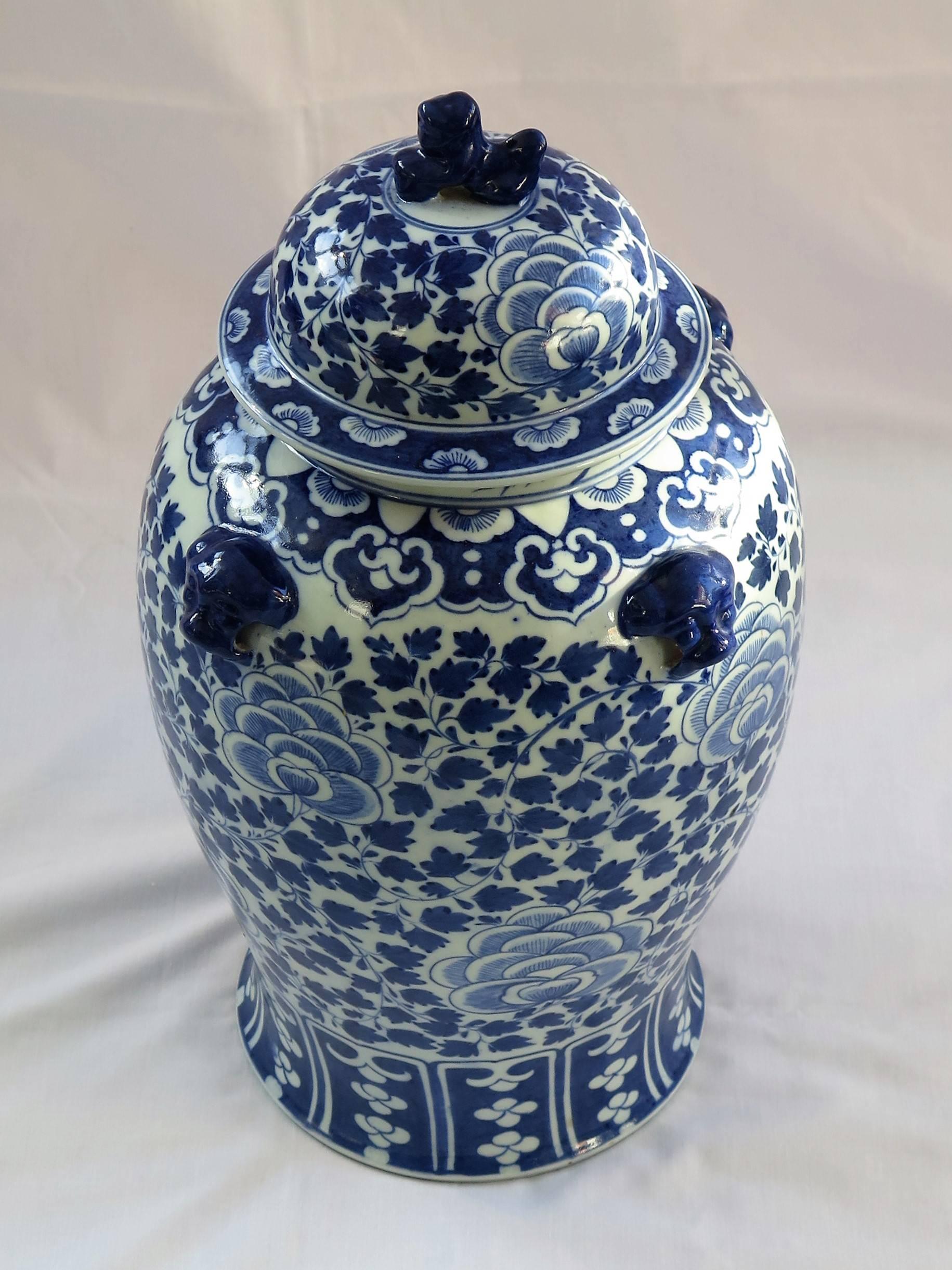 Chinese Porcelain Large Lidded Vase or Jar Blue and White , 19th Century Qing In Good Condition In Lincoln, Lincolnshire