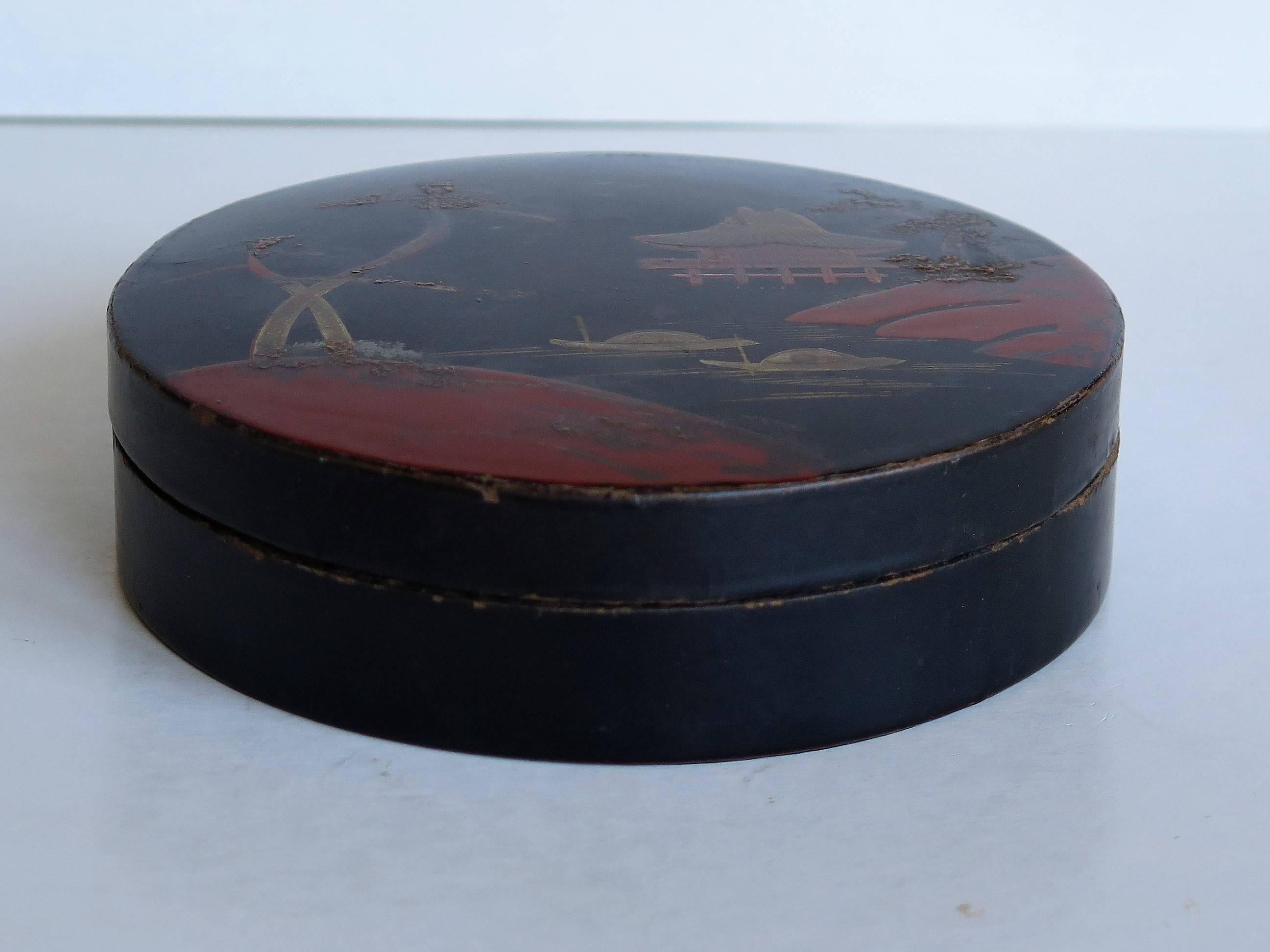 Lacquered Japanese laquered Papier Mâché Circular Lidded Box Hand-Painted, circa 1910