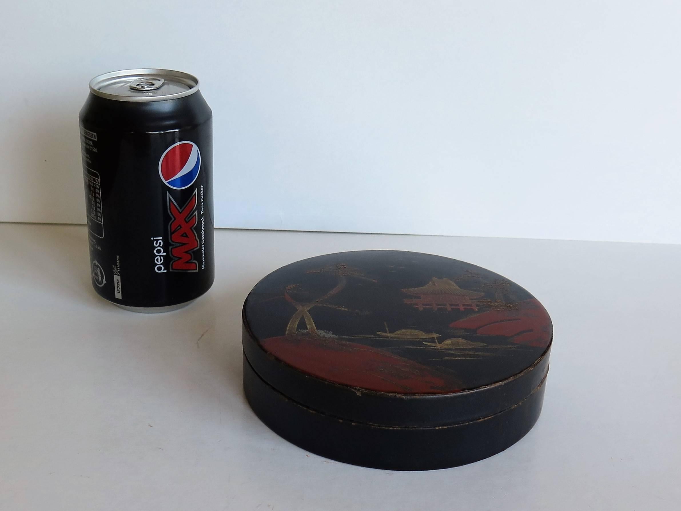 Paper Japanese laquered Papier Mâché Circular Lidded Box Hand-Painted, circa 1910