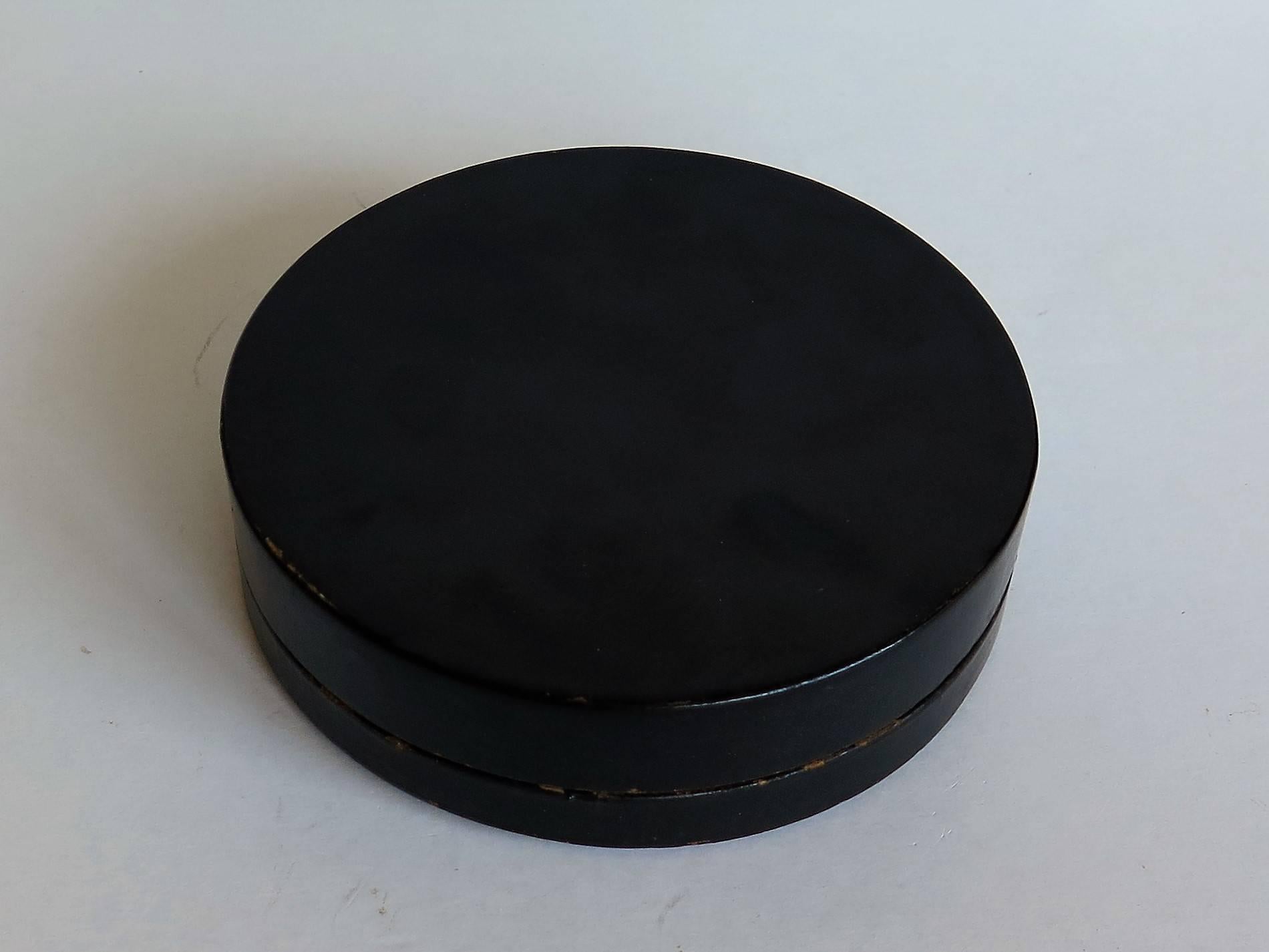 Japanese laquered Papier Mâché Circular Lidded Box Hand-Painted, circa 1910 3