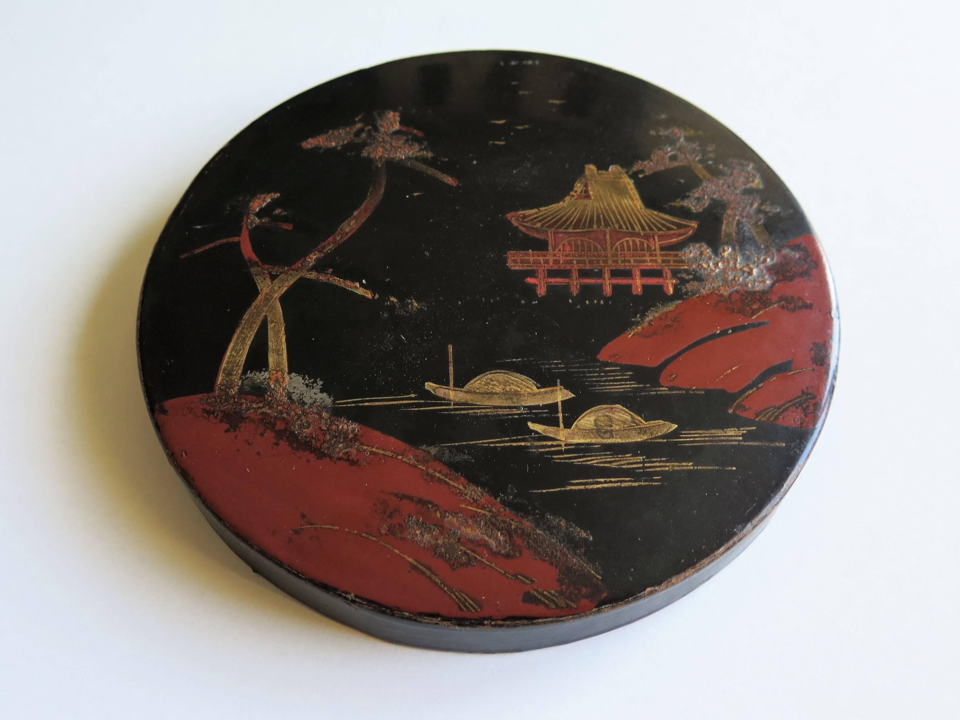 Japanese laquered Papier Mâché Circular Lidded Box Hand-Painted, circa 1910 In Good Condition In Lincoln, Lincolnshire