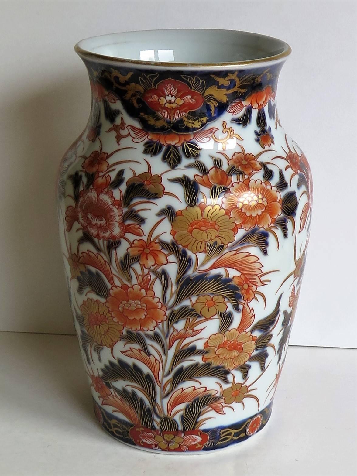 Hand-Painted Fine 19th Century Japanese Porcelain Vase Floral Gilded Imari, Meiji Period