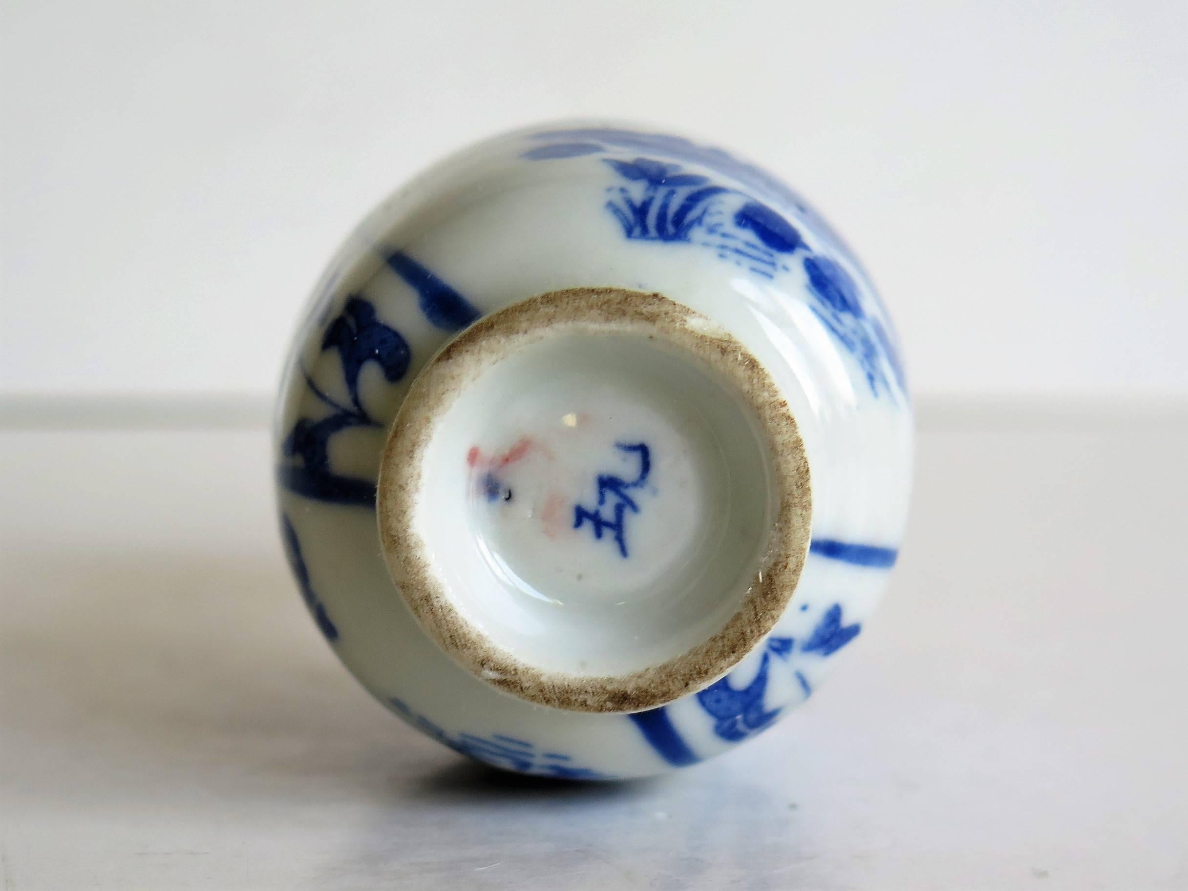Chinese Porcelain Snuff Bottle Blue and White Mandarin Ducks signed, circa 1930 4