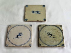 Drei blau-weiße Delfter Keramik-Wandfliesen aus dem 18. Jahrhundert:: Hundemuster