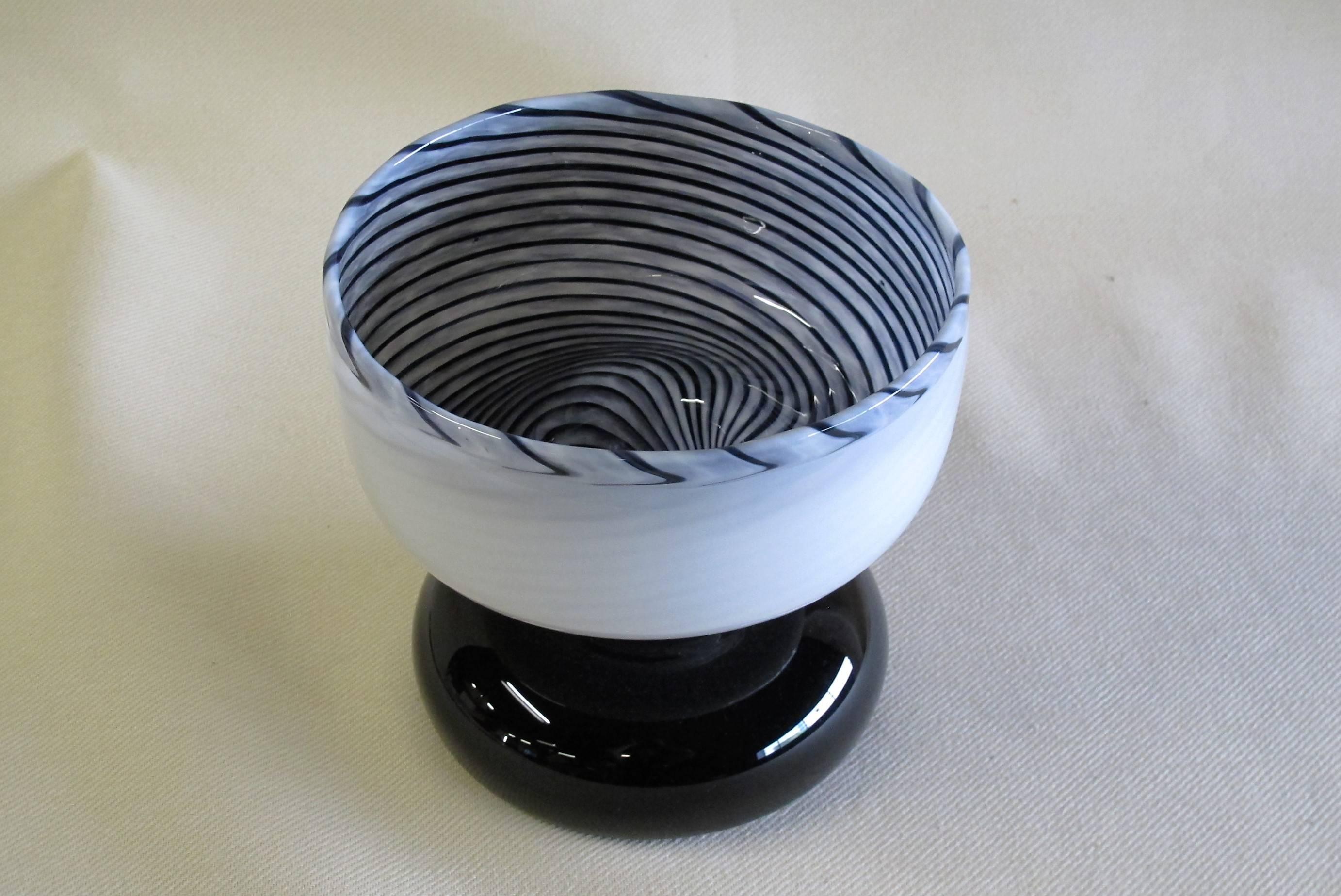 A beautiful Unica glass vase by designer Andries Dirk (A.D.) Copier, executed by Lino Tagliapietra. The Unica is signed ‘AD Copier Lino Tagliapietra unica 841119 F31’ at the bottom.