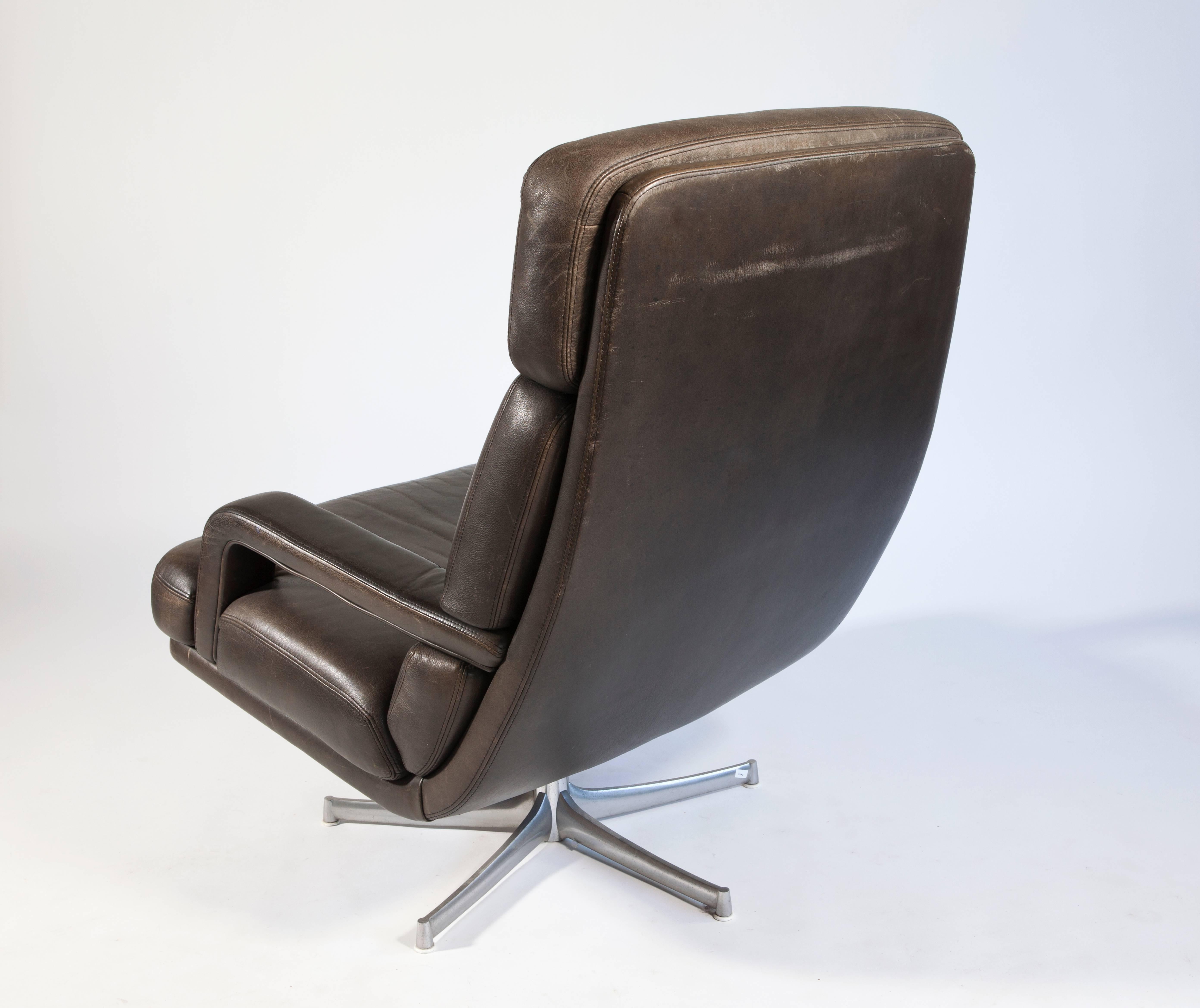 Very comfortable lounge chair designed by Bernd Münzebrock for the German manufacturer Walter Knoll, early 1970s. The model of the chair is 'Don', type 176N and is marked underneath the seating with the manufacturers label 'Walter Knoll Germany'.