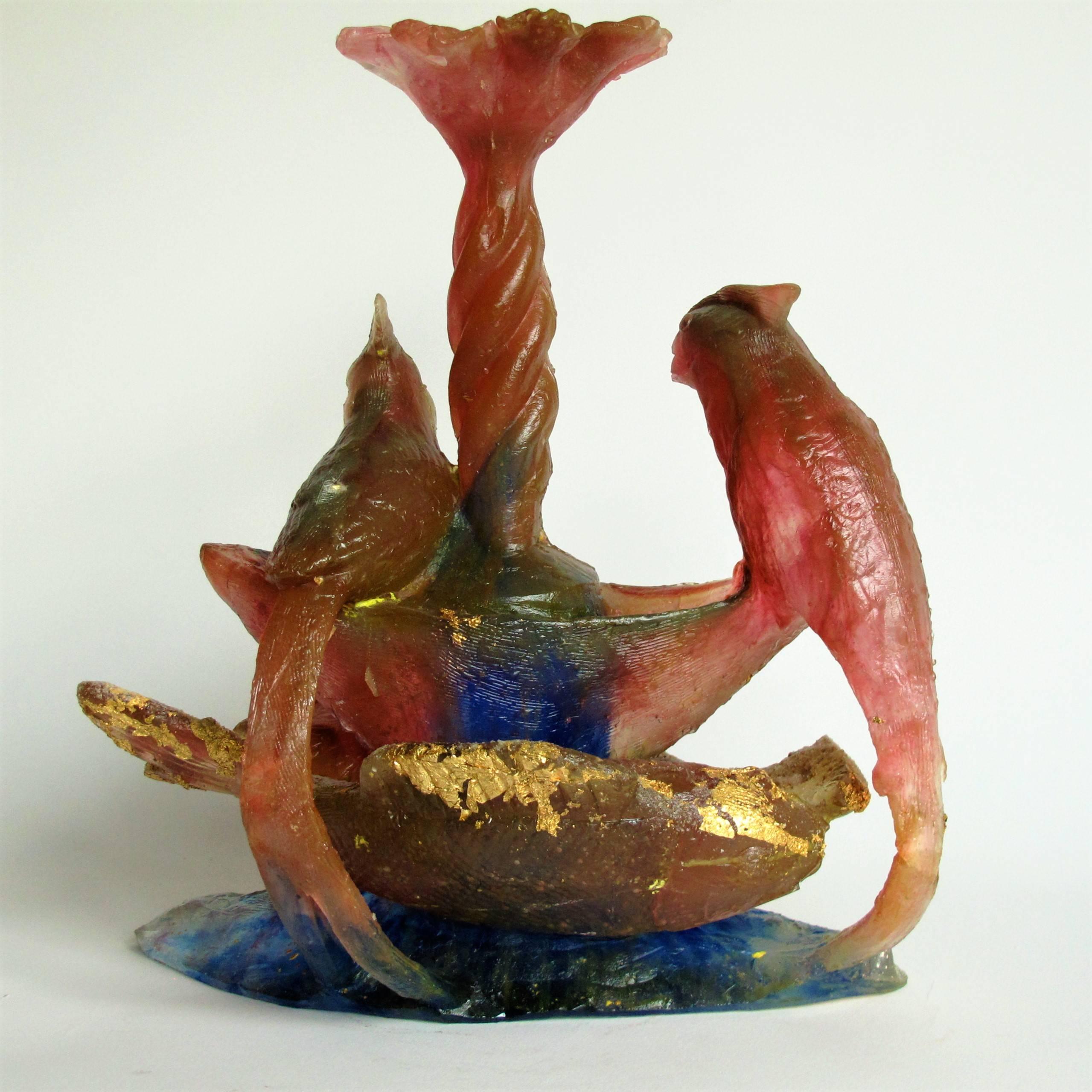 This pate de verre object by Richard Price (Hampshire 1960) is of an extreme pink and bluish coloring, with some touches of gold.
In this piece, Price combines a number of elements he frequently uses in his work. The top consists of a twisted