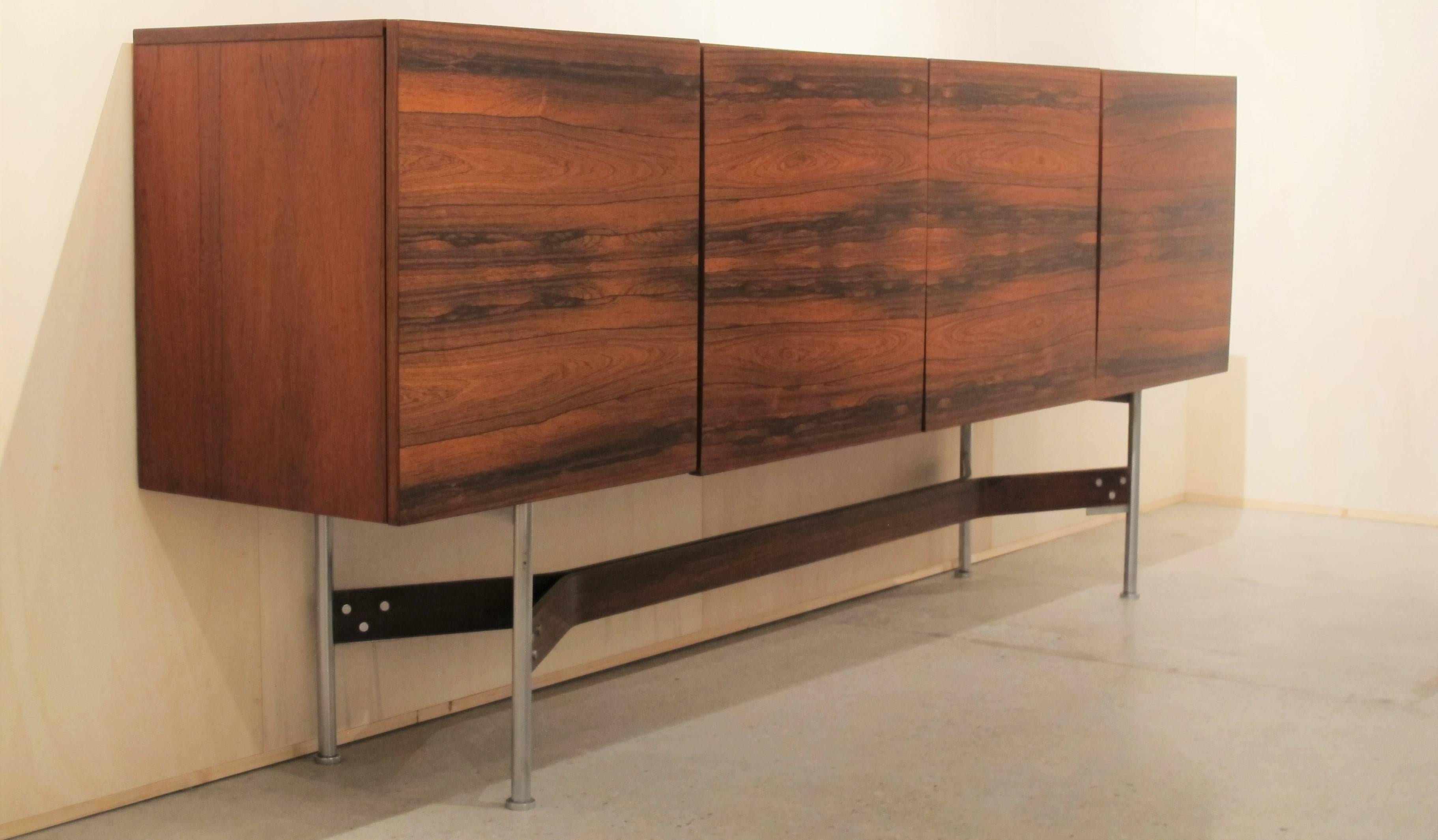 High quality rosewood sideboard (1962), from the G series, designed by designer Rudolf Bernd Glatzel for Fristho Franeker, Holland. This beautifully shaped sideboard has a fantastic grain to the rosewood and the base and details of the doors show